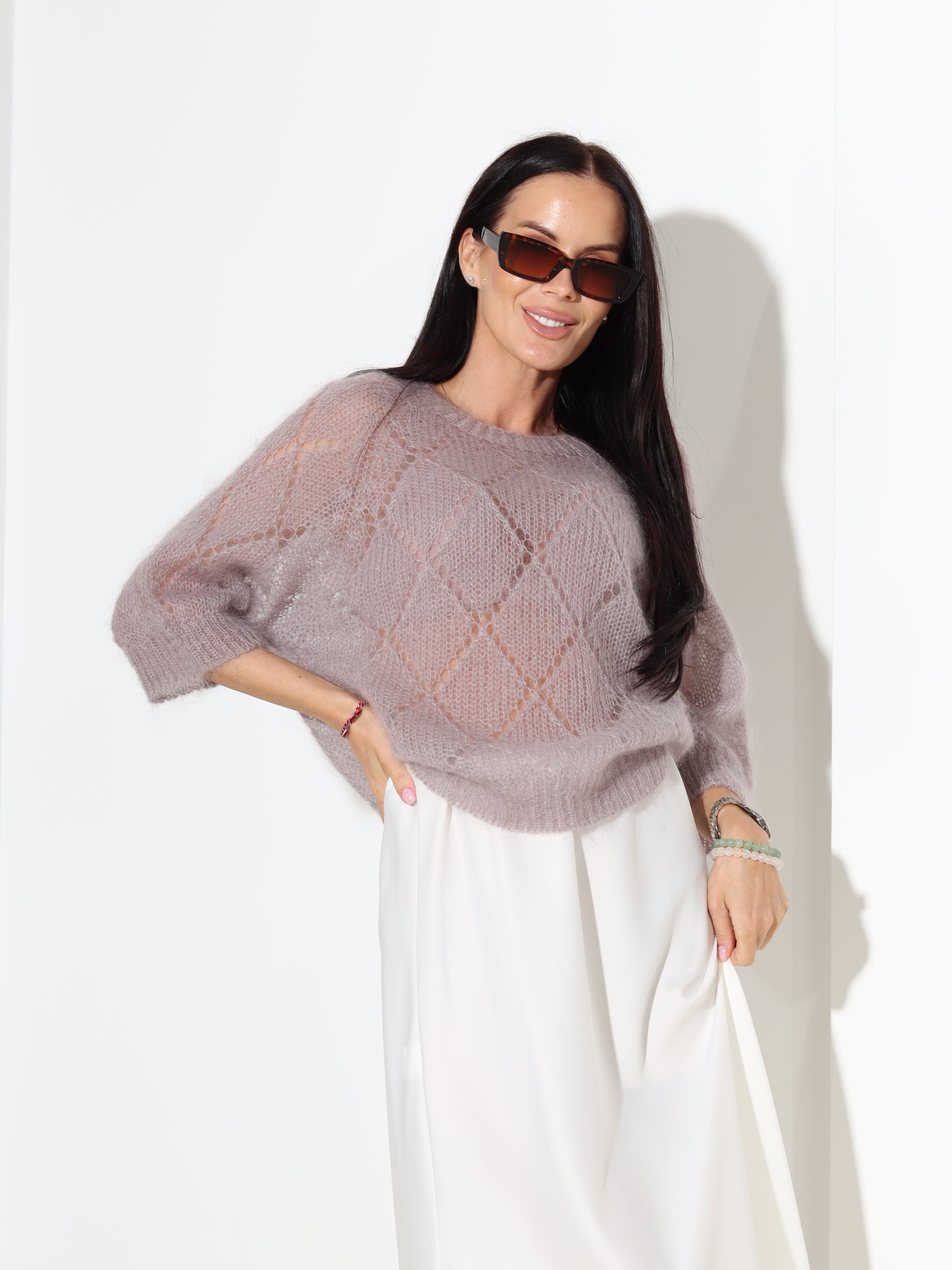 Taupe, perforēts mohēras džemperis ar īsu piedurkni- 18321