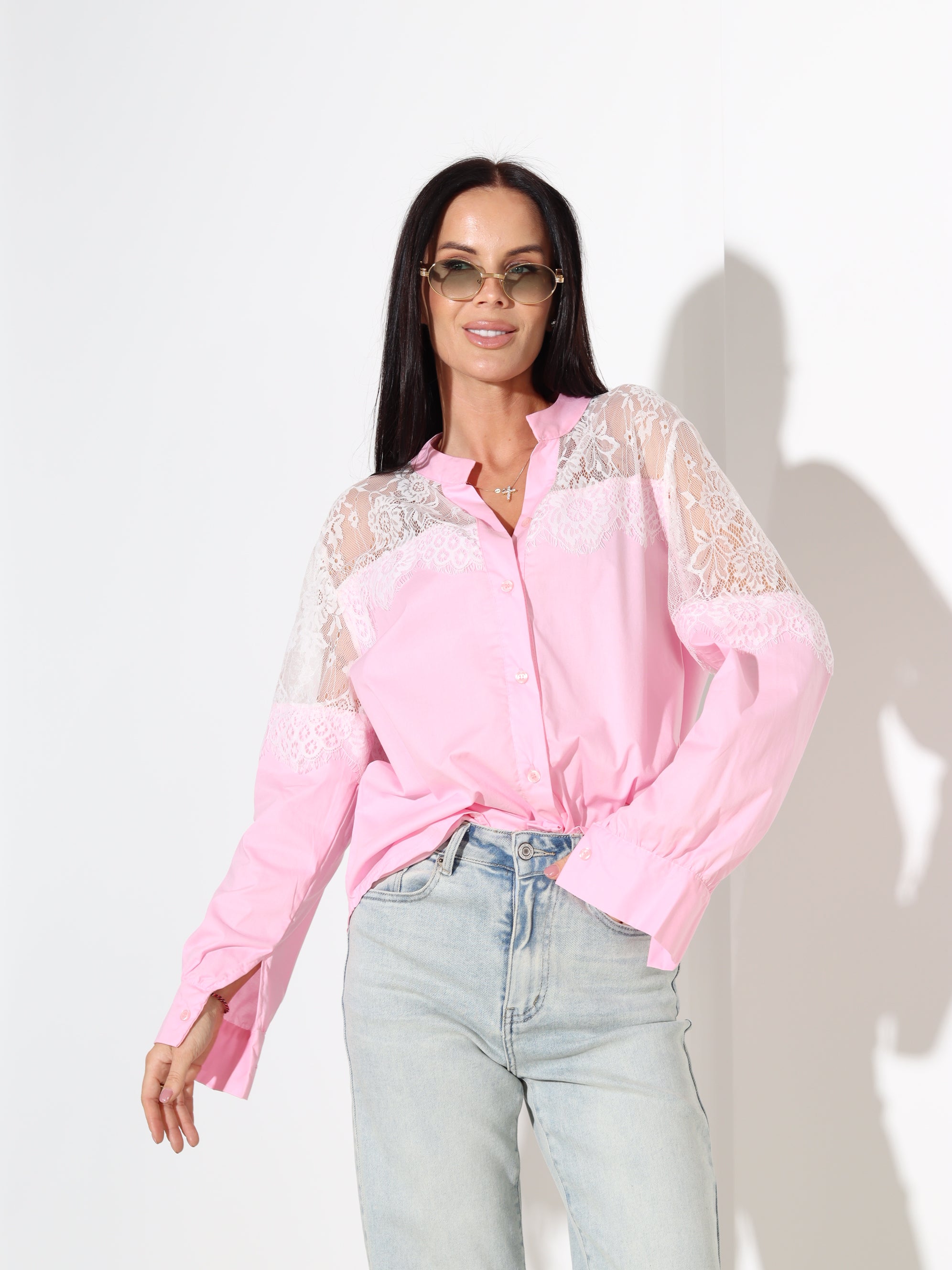 Rozā kokvilnas krekls ar mežģīnes plecu daļā - 18088