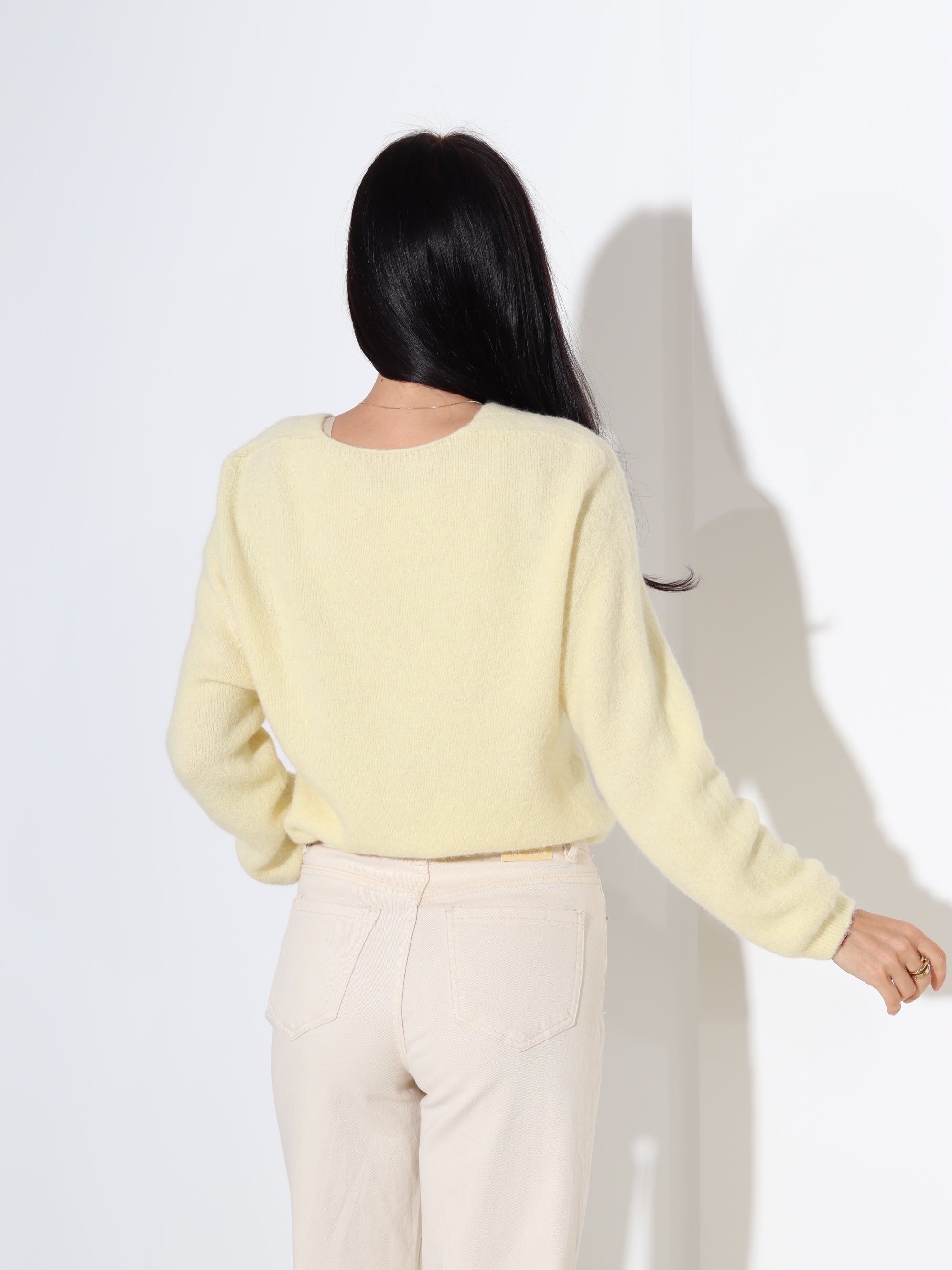 Dzeltens alpakas jaka ar "V" veida dekoltē - 18328