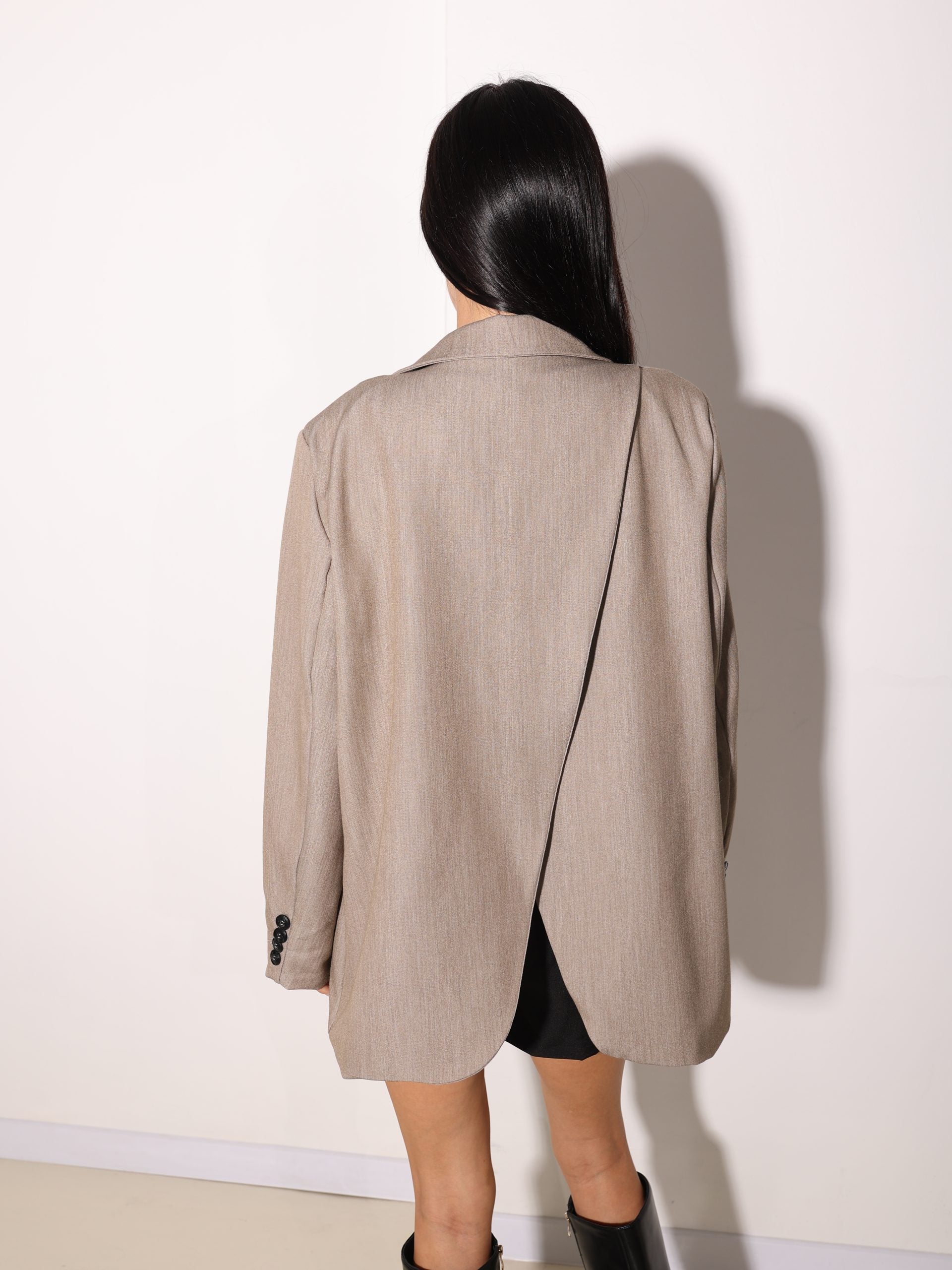 Bēša žakete ar atvērumu muguras daļā - 16000