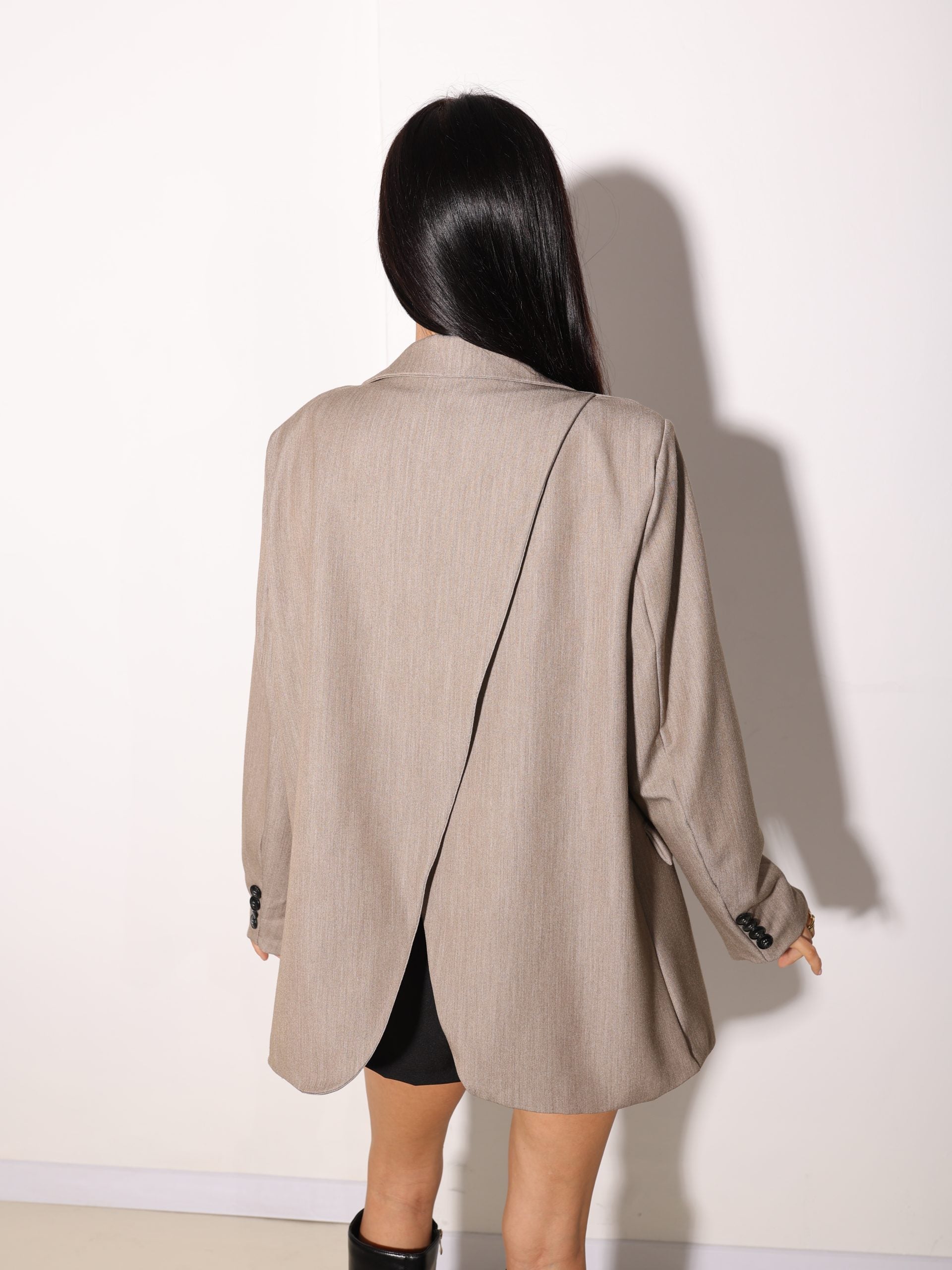 Bēša žakete ar atvērumu muguras daļā - 16000