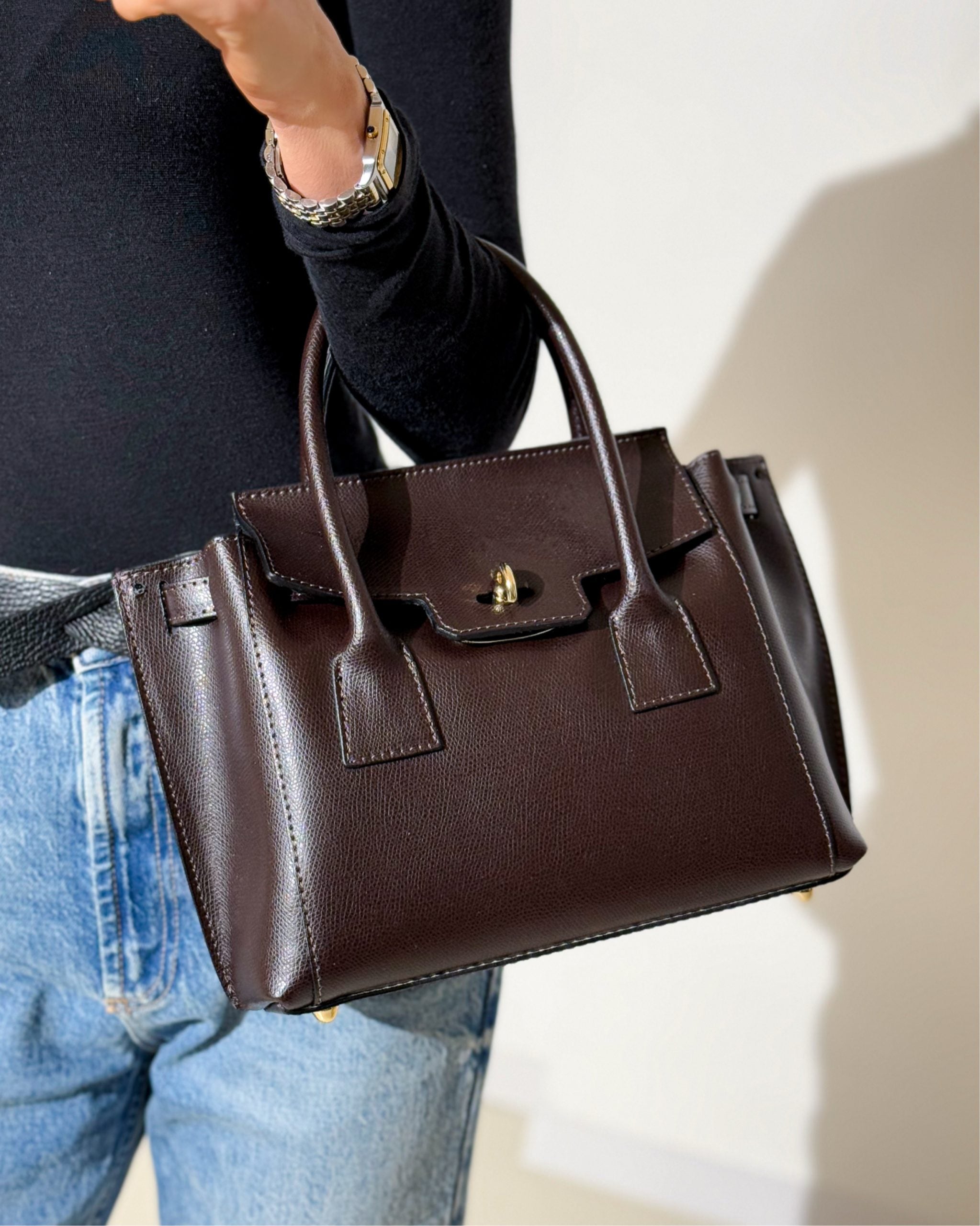 Tumši brūna, maza d/a rokassomiņa ar zelta furnitūras aizdari - 13922