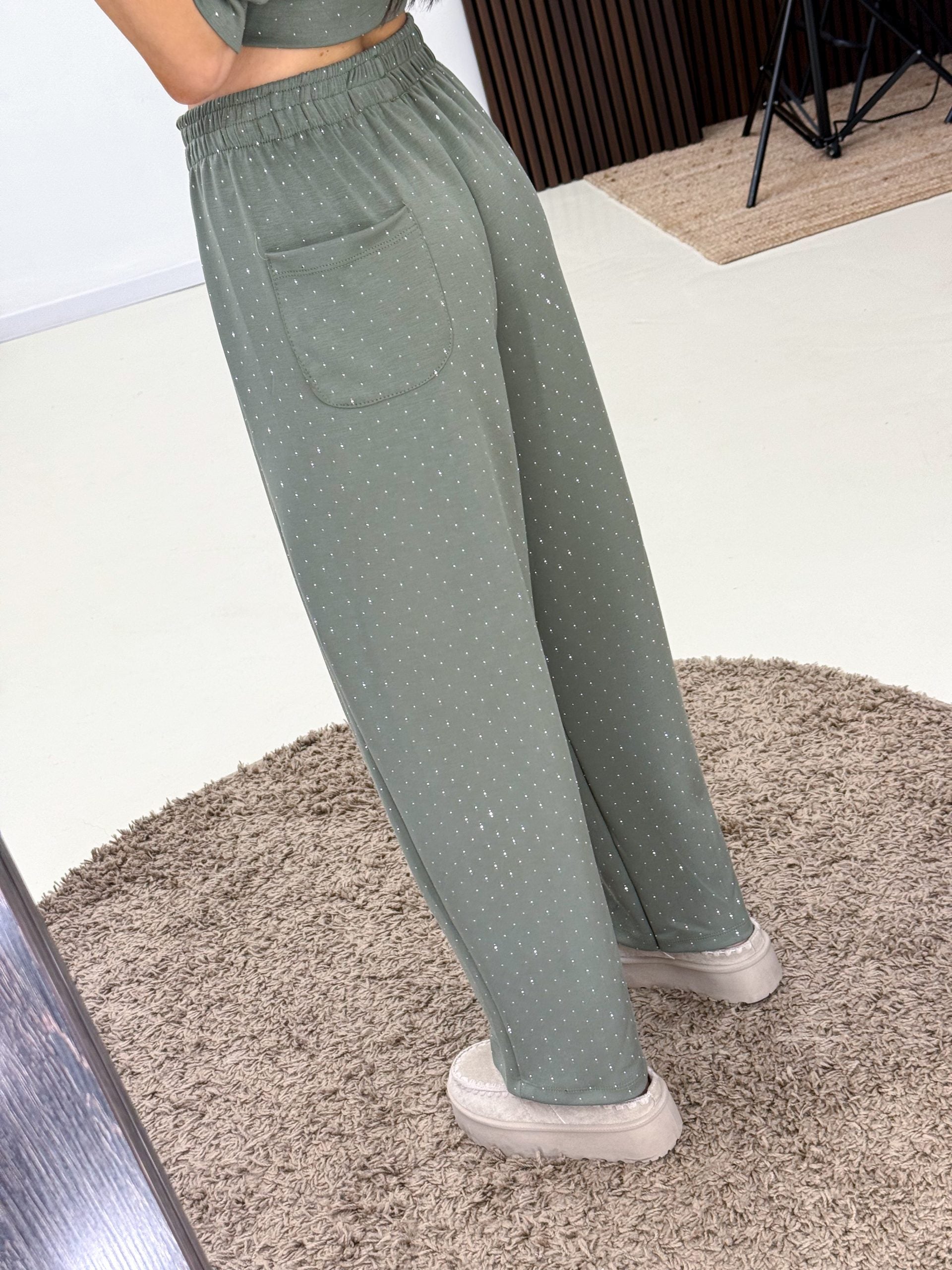 Zaļas brīva piegriezuma bikses ar mirdzumu - 14166