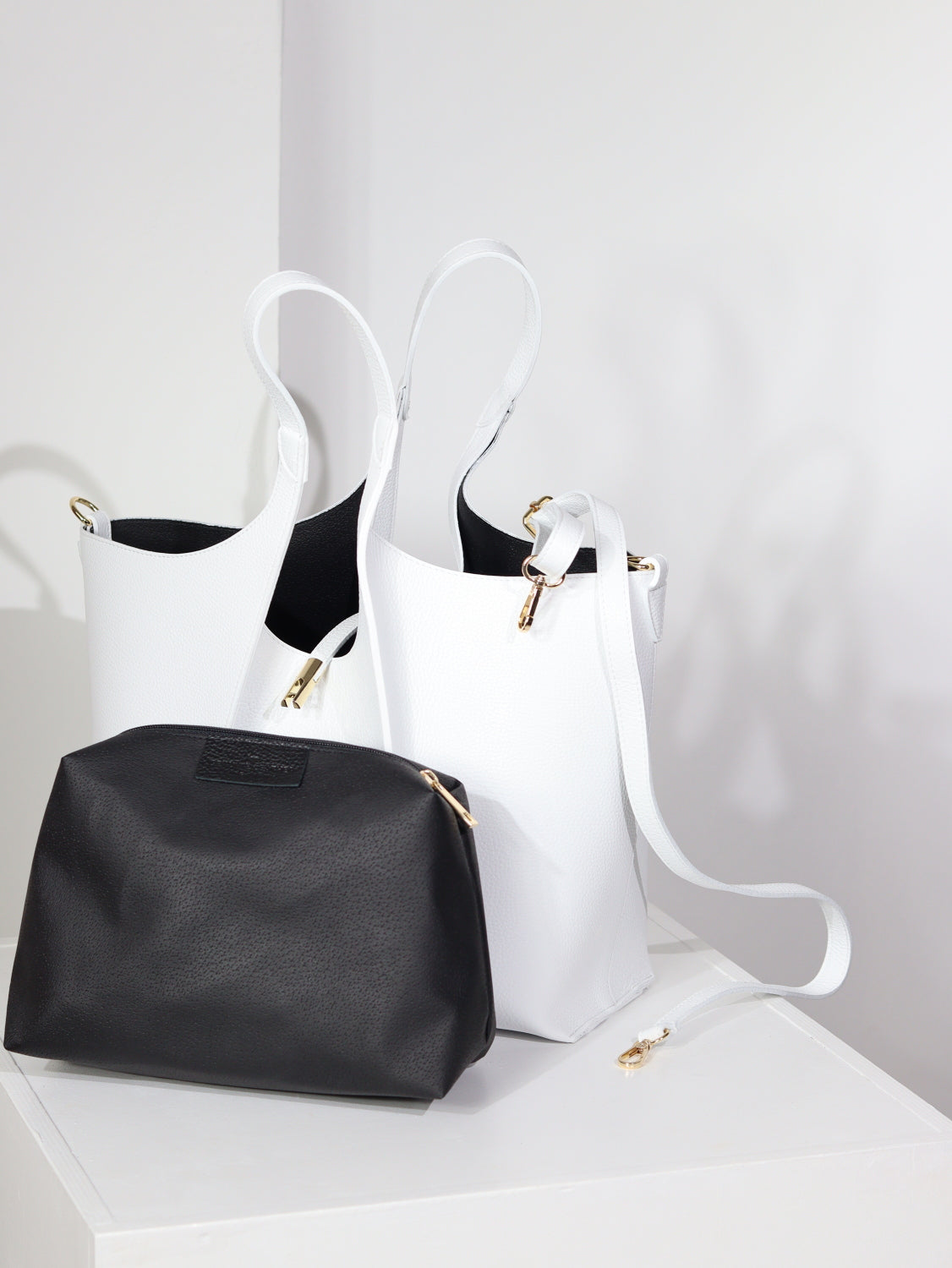 Balta, liela, d/ā soma ar iešuvēm - 15079