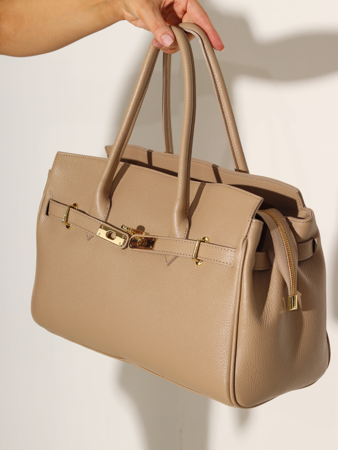 Bēša, d/ā , liela izmēra soma ar dekoratīvām jostiņām - 15068