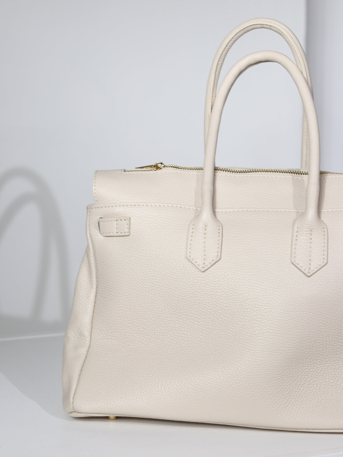 Bēša d/ā soma ar dekoratīvu rāvējslēdzēju augšpusē - 15073