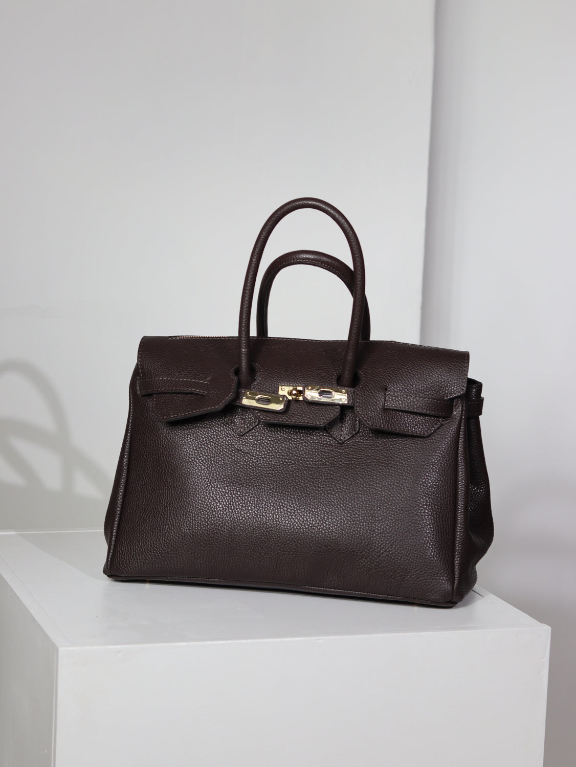 Tumši brūna d/ā soma ar dekoratīvu rāvējslēdzēju augšpusē - 15074