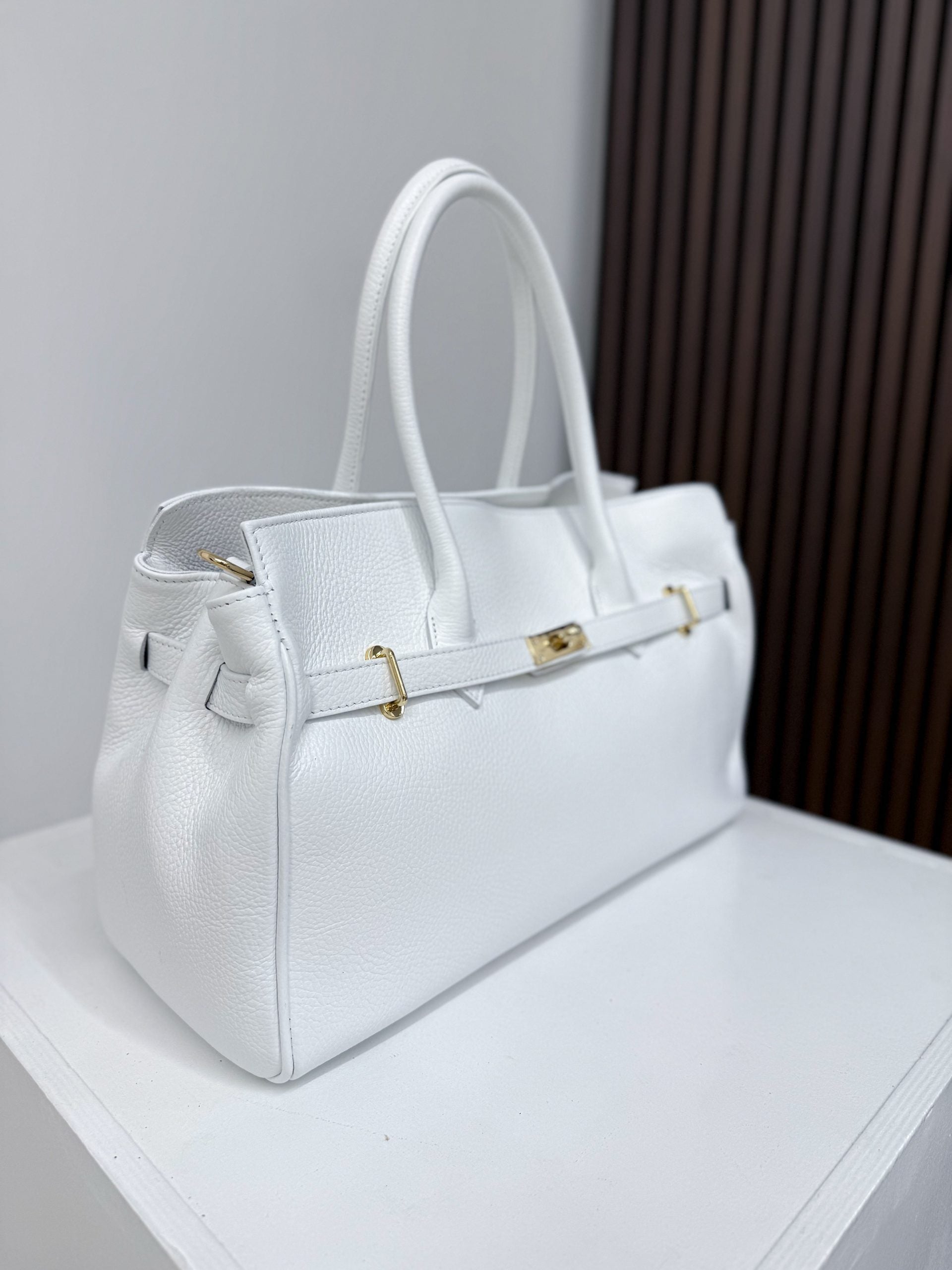 Balta, d/ā , liela izmēra soma ar dekoratīvām jostiņām - 15066