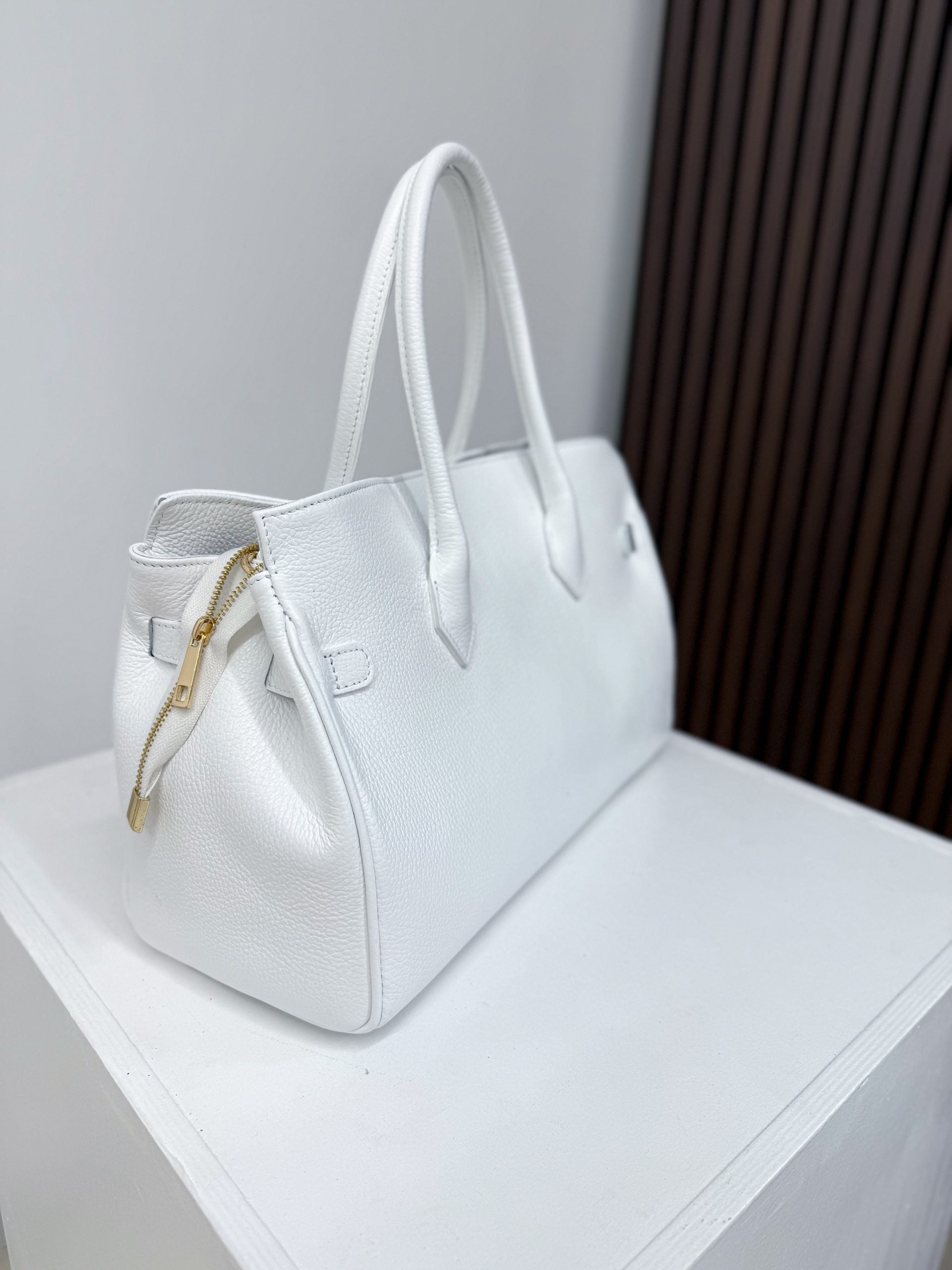 Balta, d/ā , liela izmēra soma ar dekoratīvām jostiņām - 15066