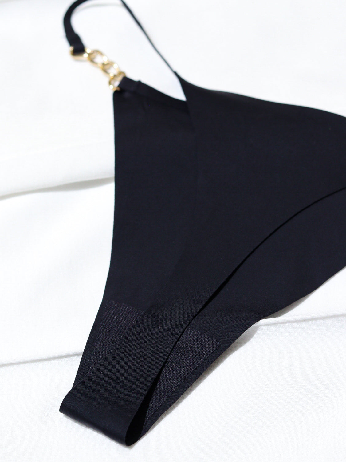 Melnas "String" biksītes ar zelta dekoru - 14527