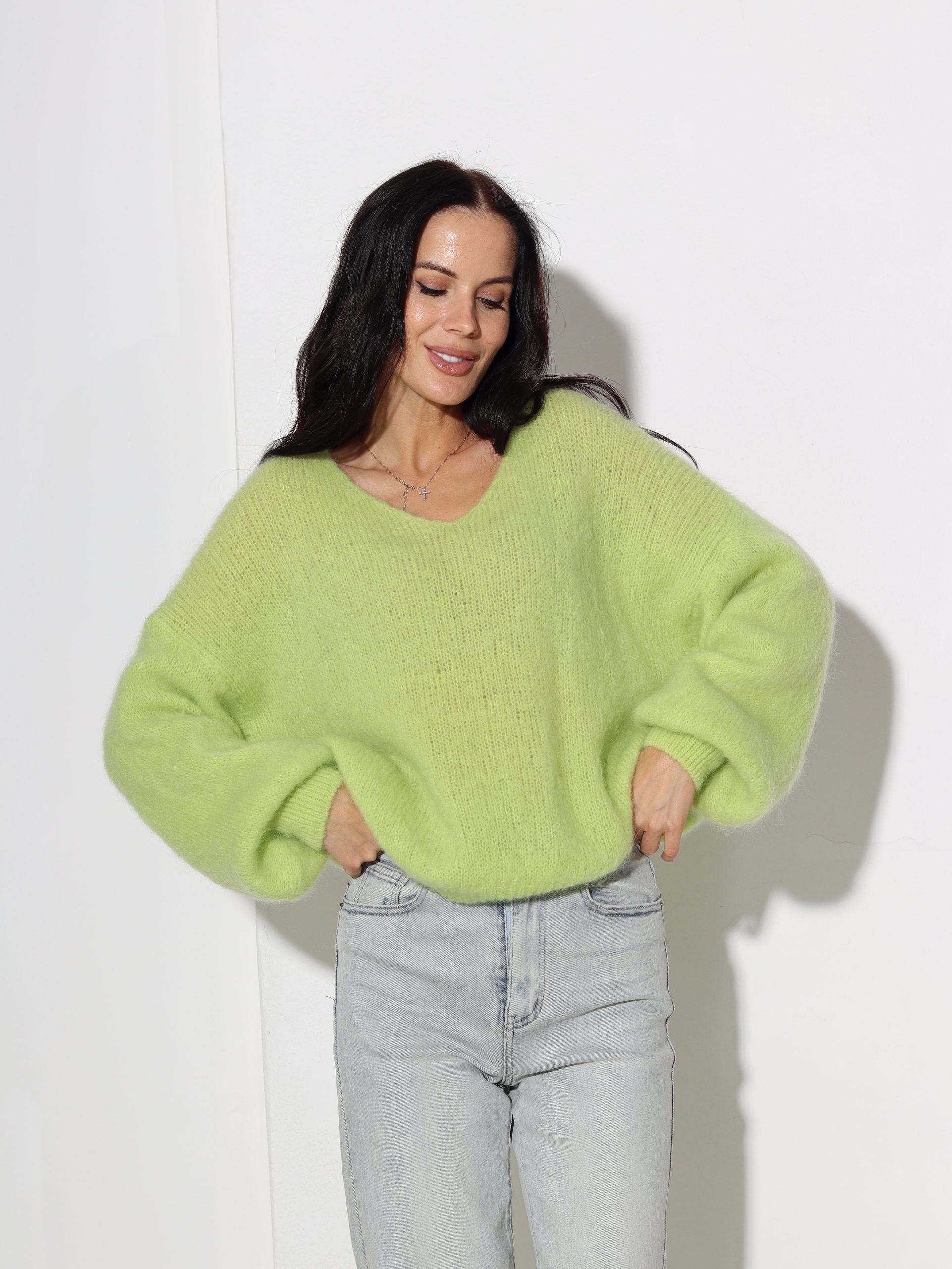 Zaļas krāsas mohēras džemperis ar ,,V'' veida kakla izgriezumu - 16471