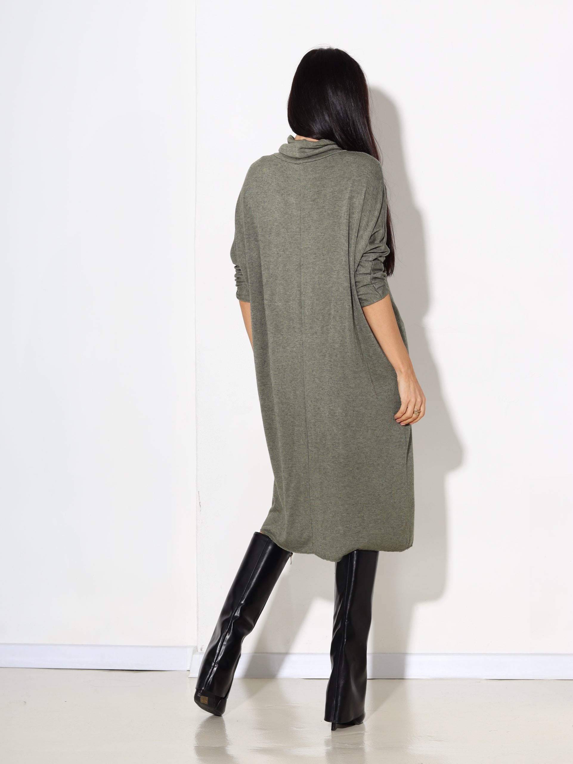 Zaļa, brīva kleita ar paaugstinātu kakliņu - 17173