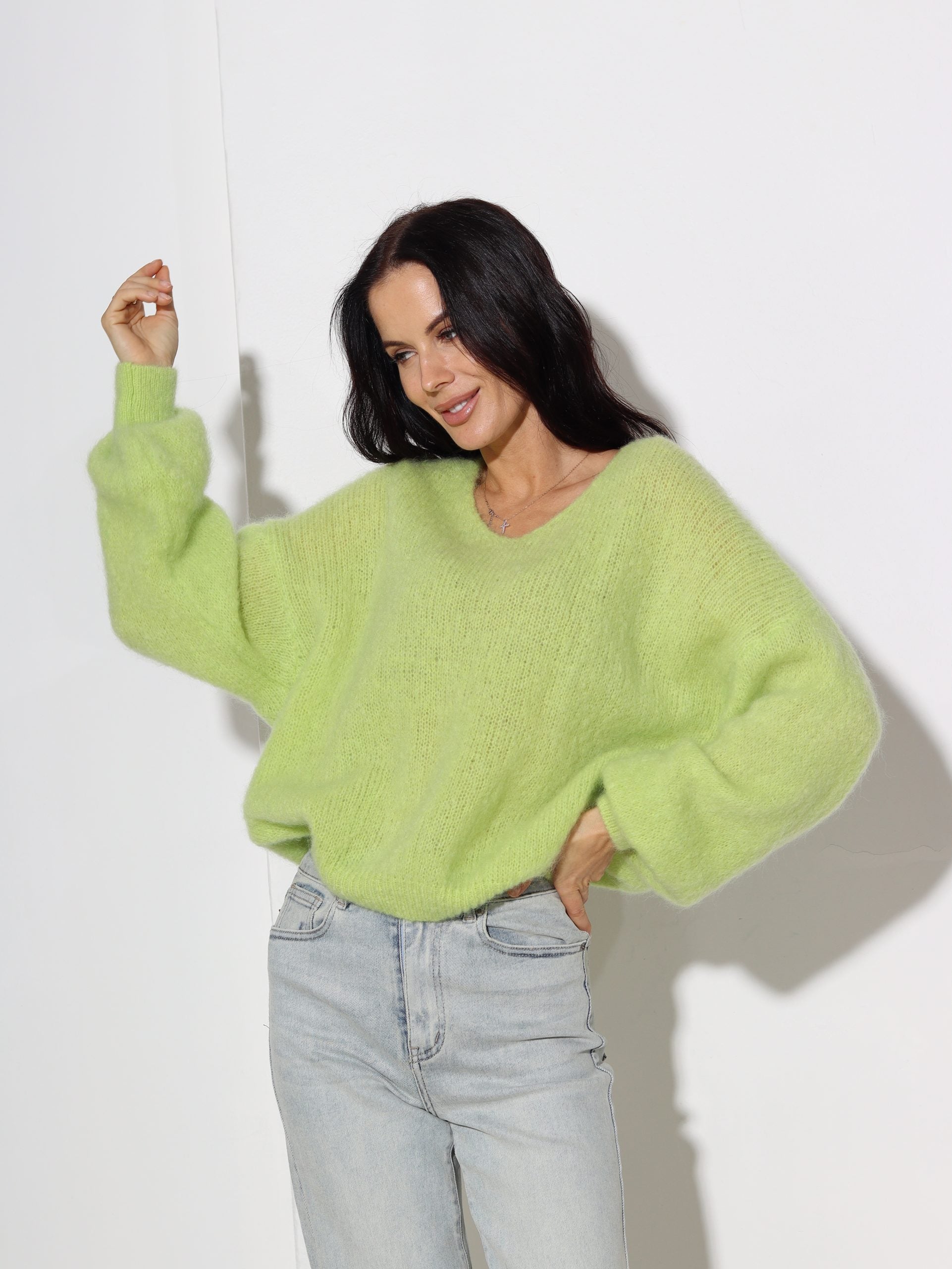 Zaļas krāsas mohēras džemperis ar ,,V'' veida kakla izgriezumu - 16471