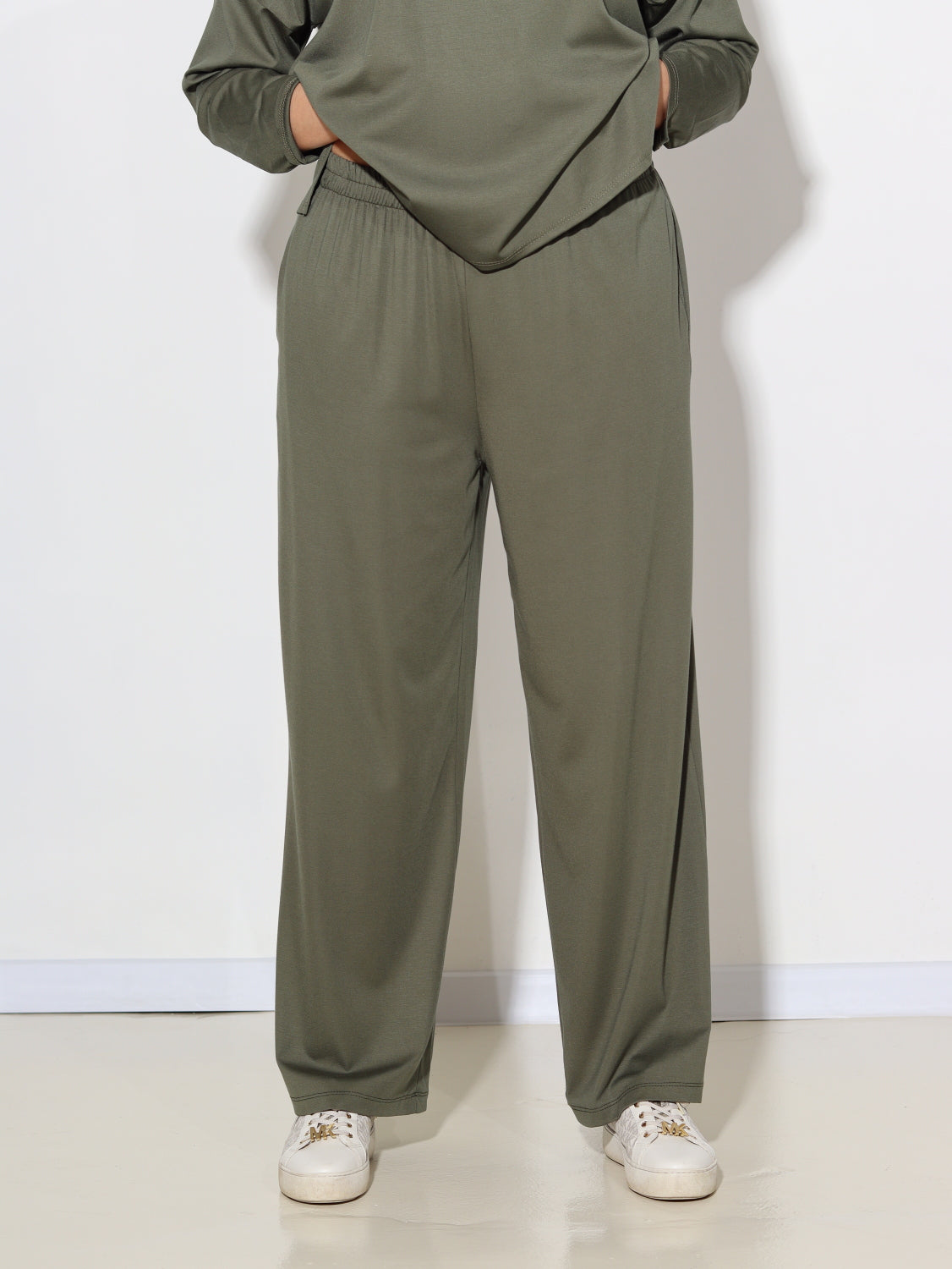 Zaļas, brīvi krītošas, lielizmēra bikses - 13995