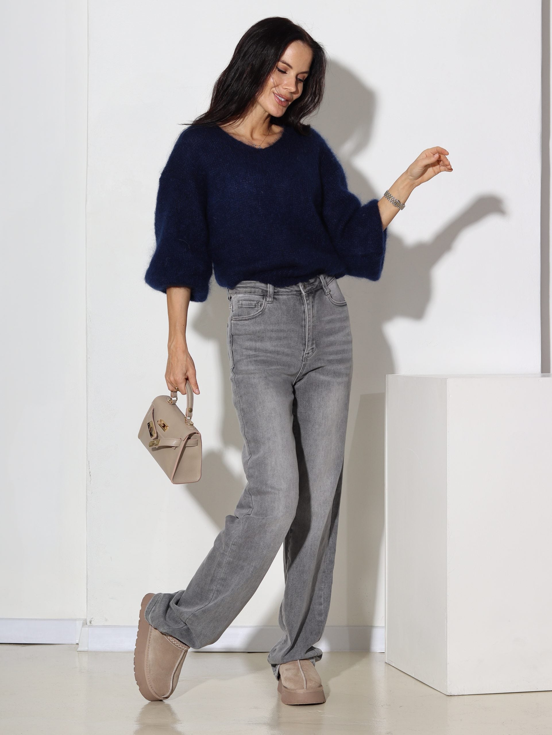 Tumši zilas krāsas mohēras džemperis ar ,,V'' veida kakla izgriezumu - 16469