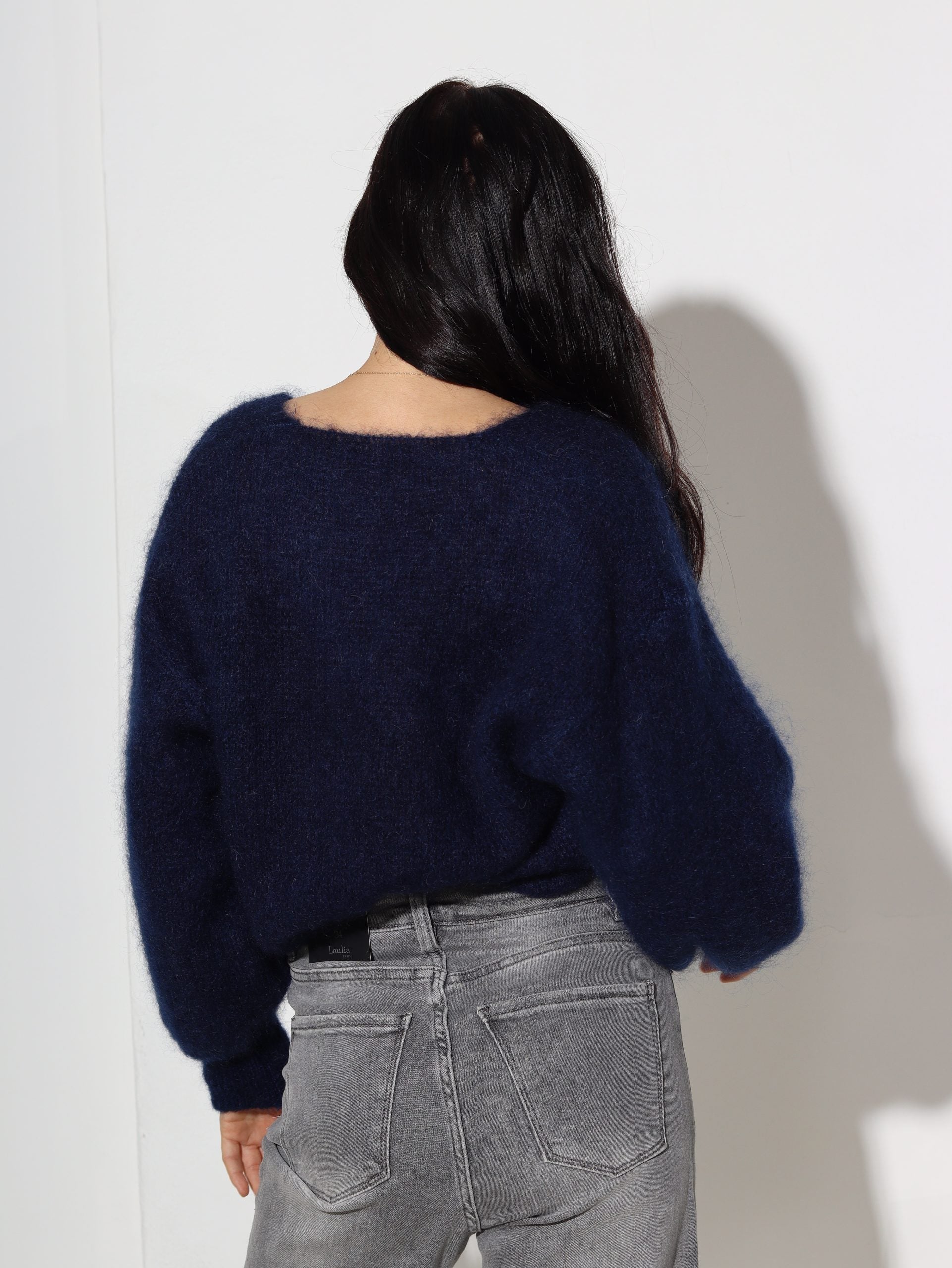 Tumši zilas krāsas mohēras džemperis ar ,,V'' veida kakla izgriezumu - 16469