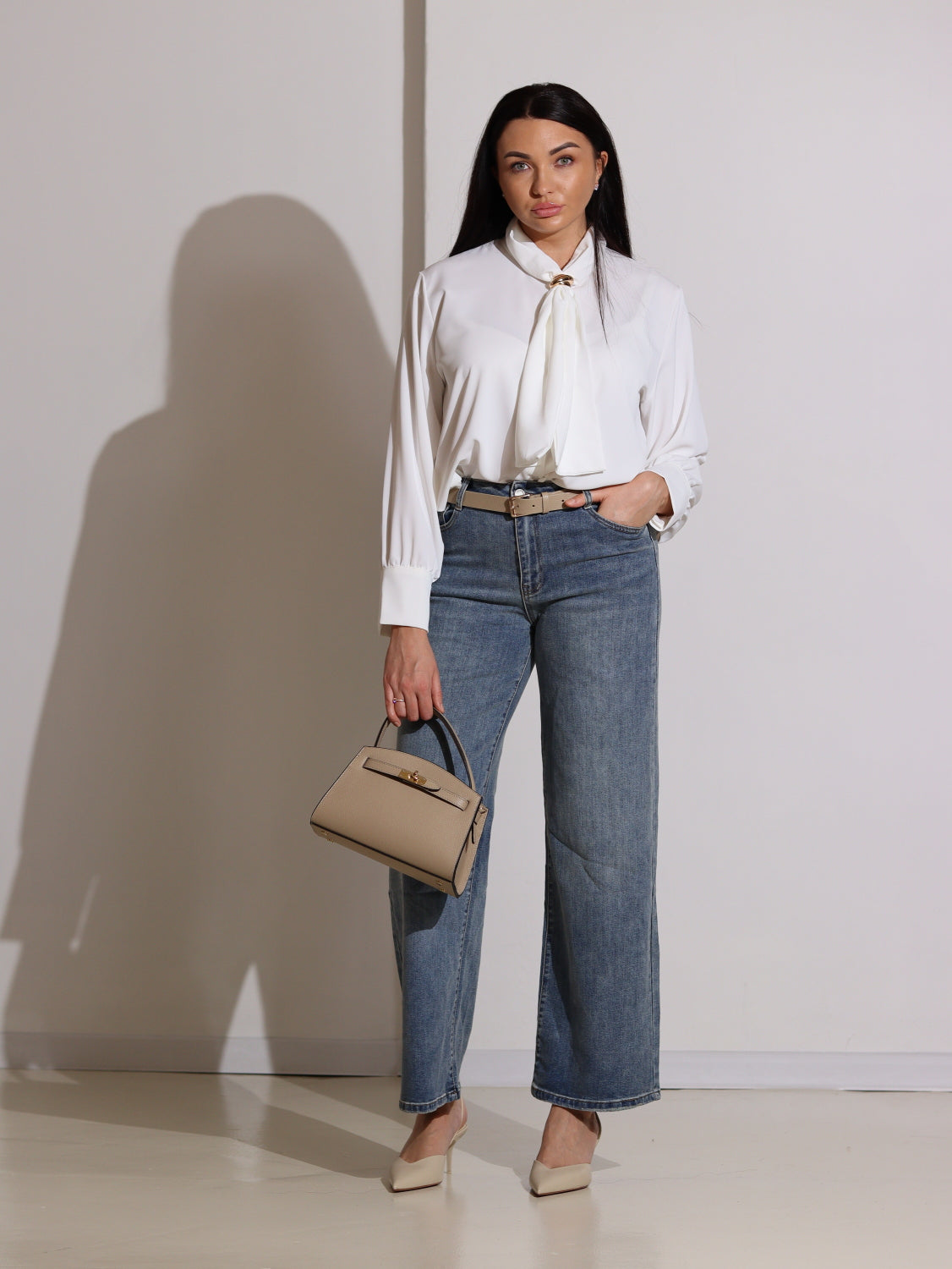 Balta blūze ar akcentu kakla daļā - 14019