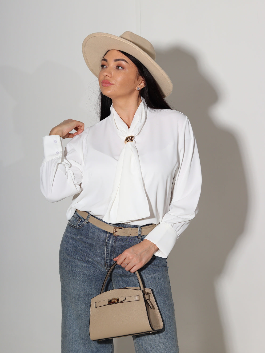 Balta blūze ar akcentu kakla daļā - 14019