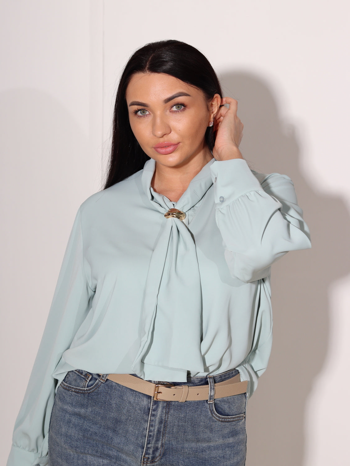 Zaļa blūze ar akcentu kakla daļā - 14018