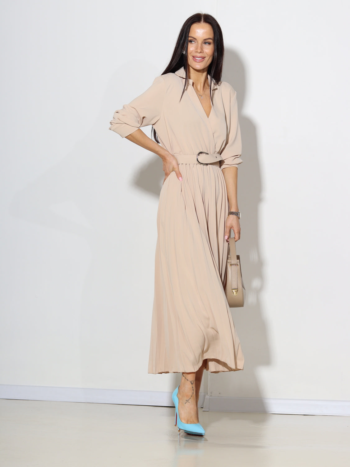 Bēša kleita ar gofrētu svārku daļu - 14053