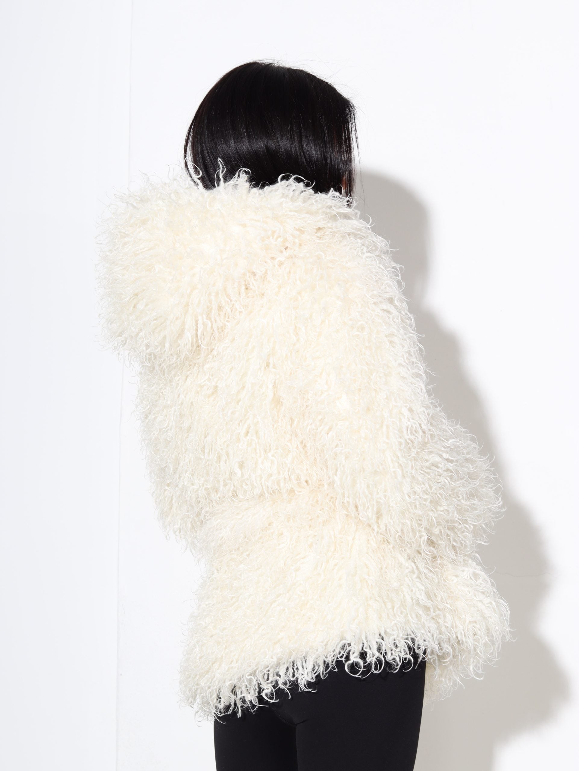 Balts m/ā viļņotas spalvas kažociņš ar kapuci - 17187