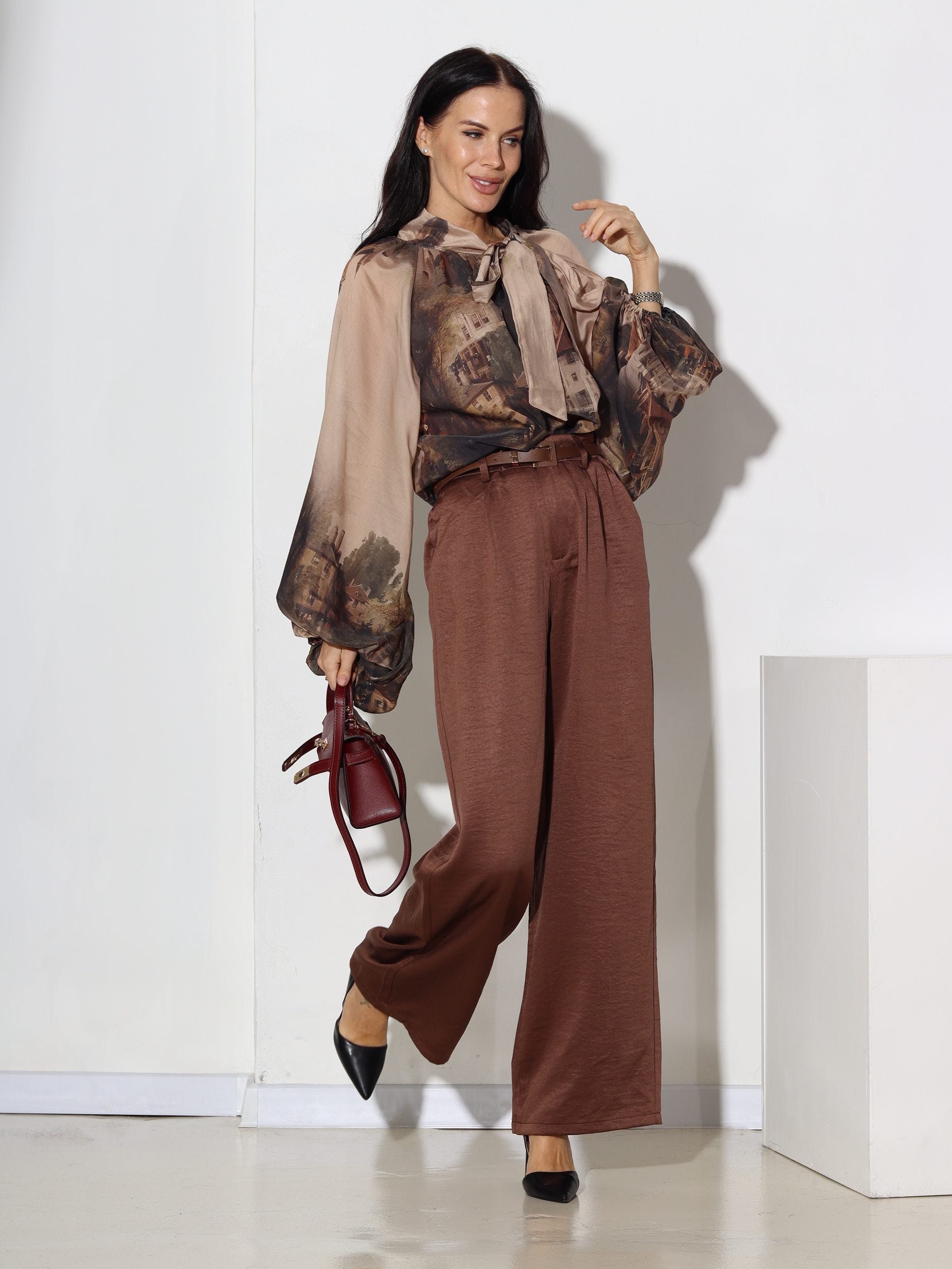 Brūnas, spīdīga audums, klasiskas bikses ar jostiņu - 16844