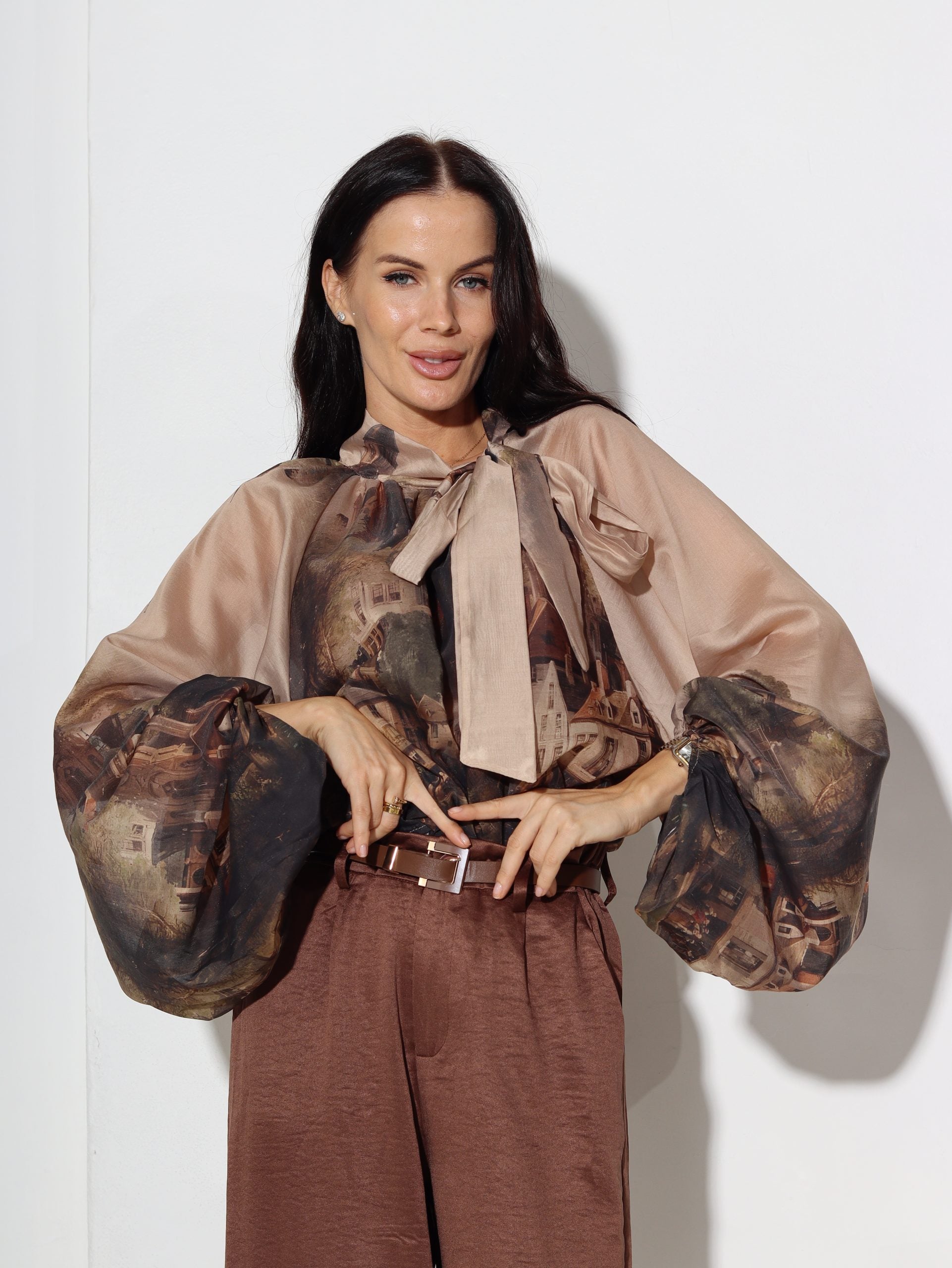 Bēšas krāsas blūze ar gleznas printu - 16862