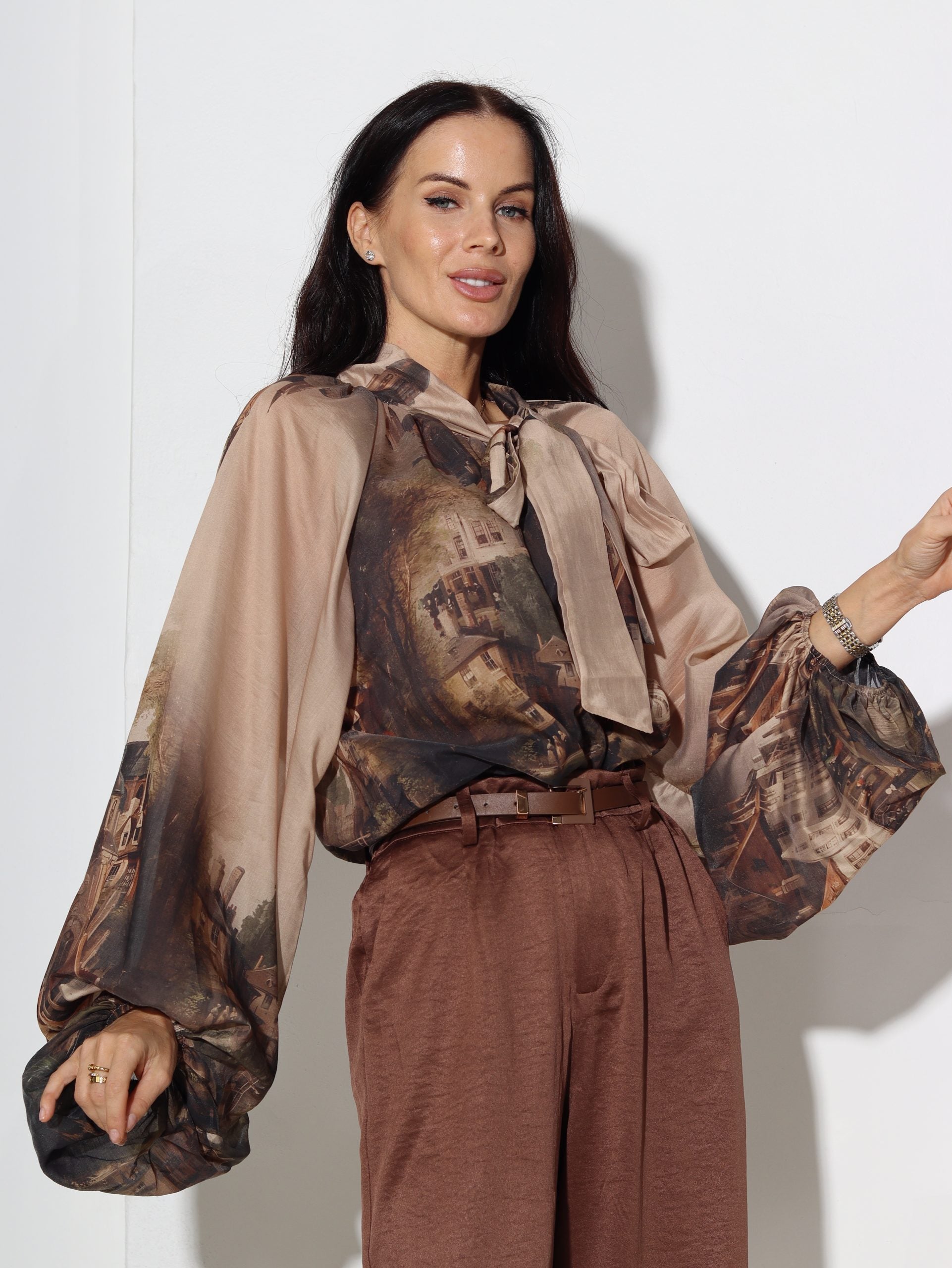 Bēšas krāsas blūze ar gleznas printu - 16862