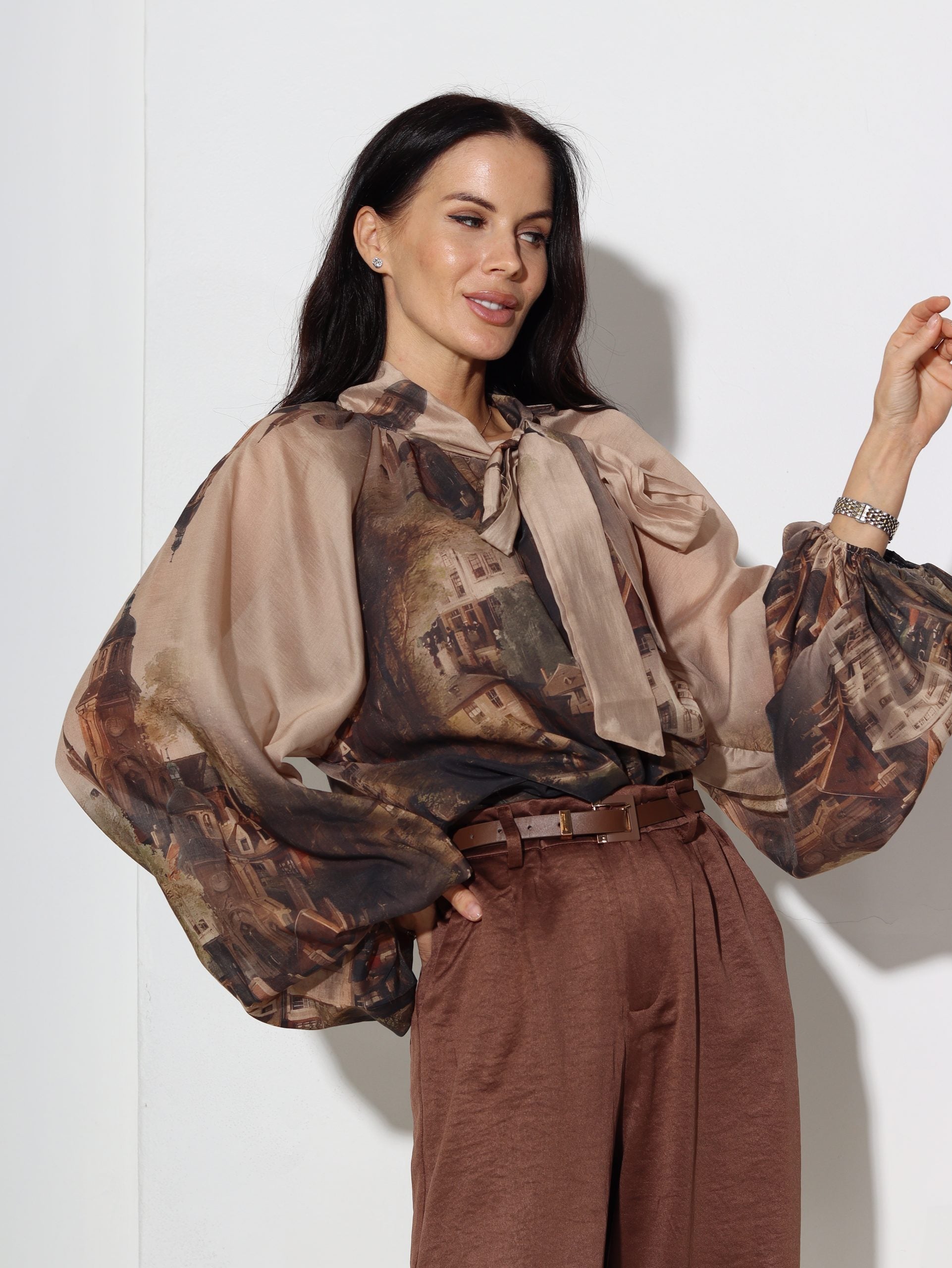 Bēšas krāsas blūze ar gleznas printu - 16862