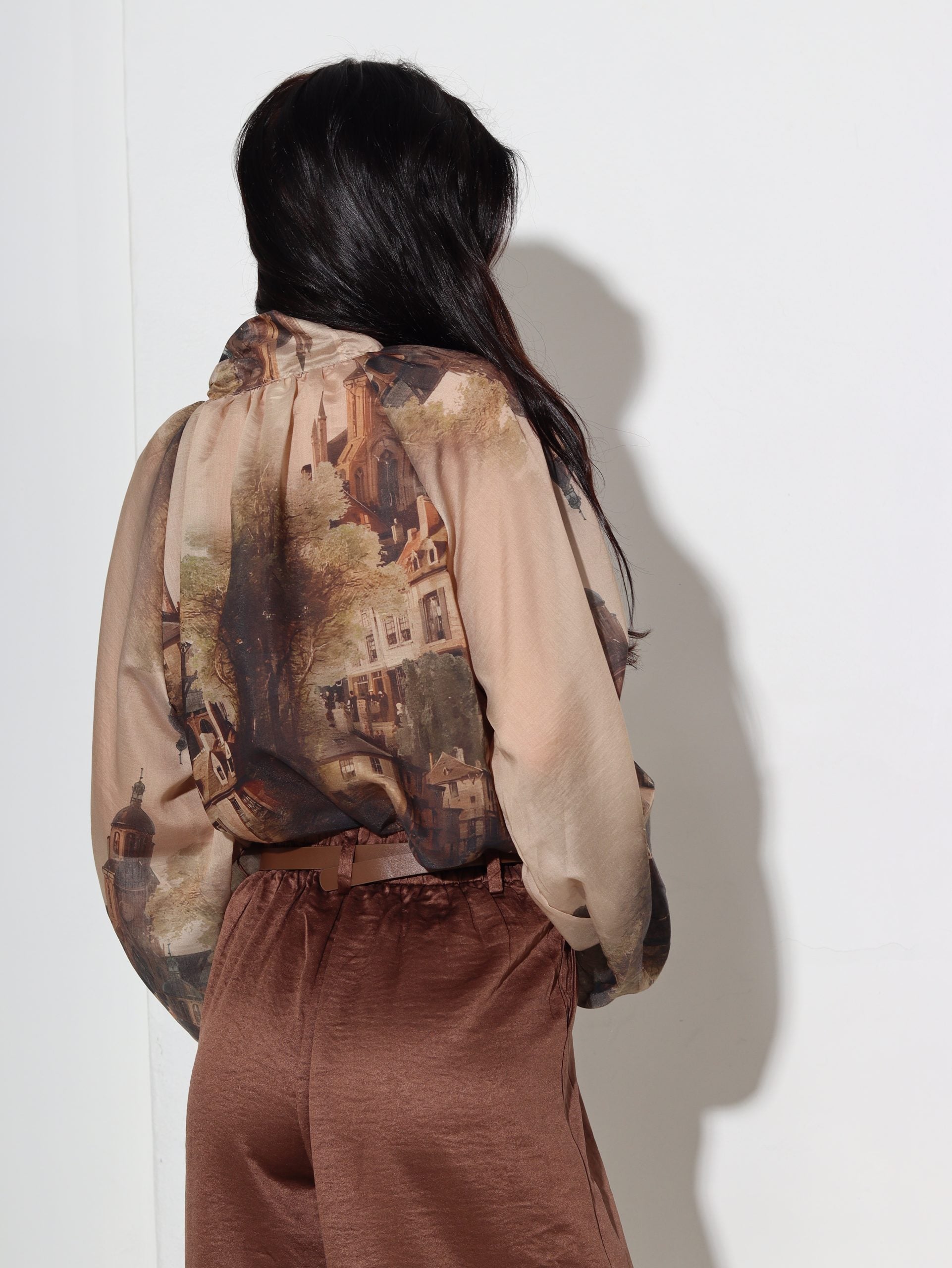 Bēšas krāsas blūze ar gleznas printu - 16862