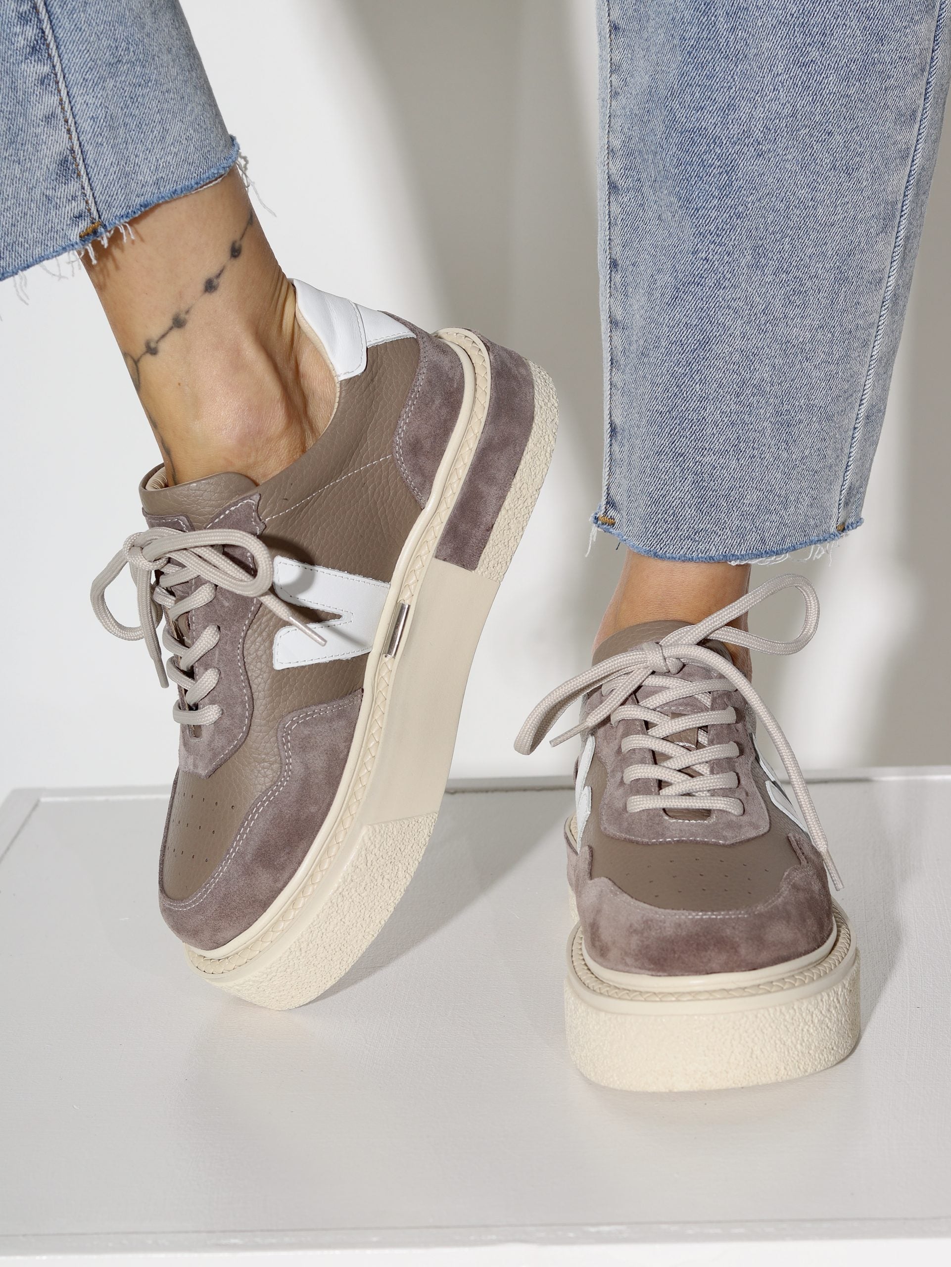 Taupes krāsas, dabīgās ādas apavi ar aukliņu - 15168