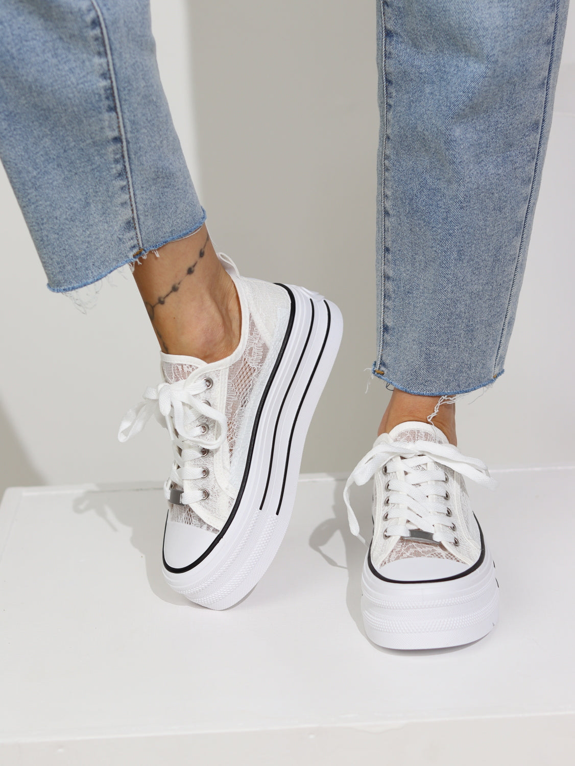 Baltas, paaugstinātas kedas - 15157