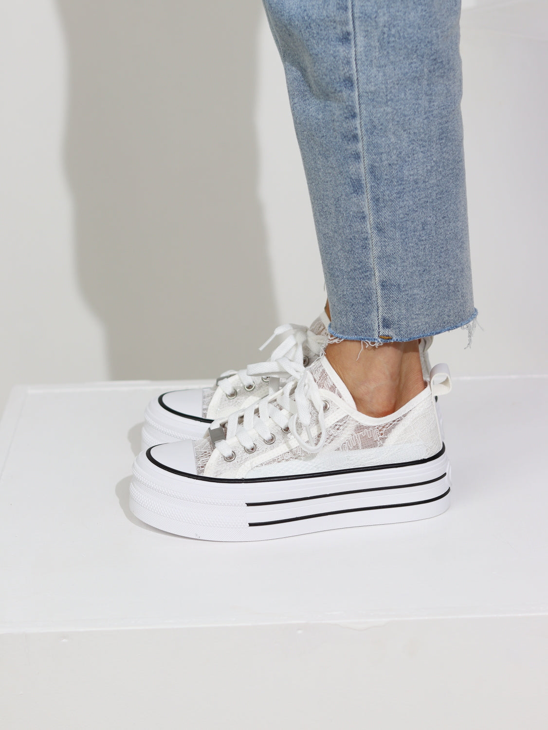 Baltas, paaugstinātas kedas - 15157