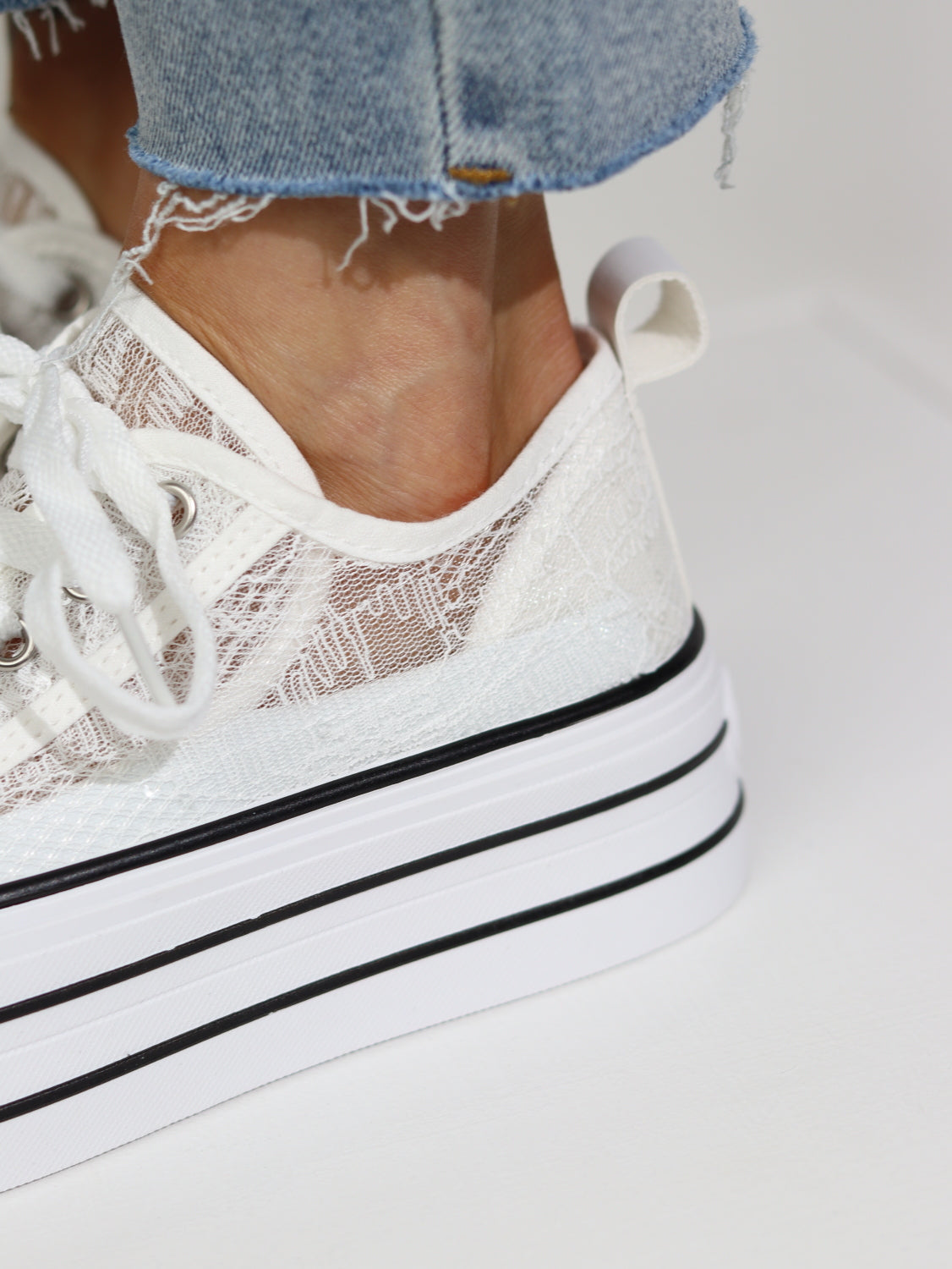 Baltas, paaugstinātas kedas - 15157