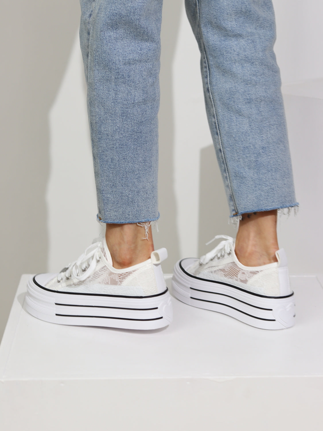 Baltas, paaugstinātas kedas - 15157