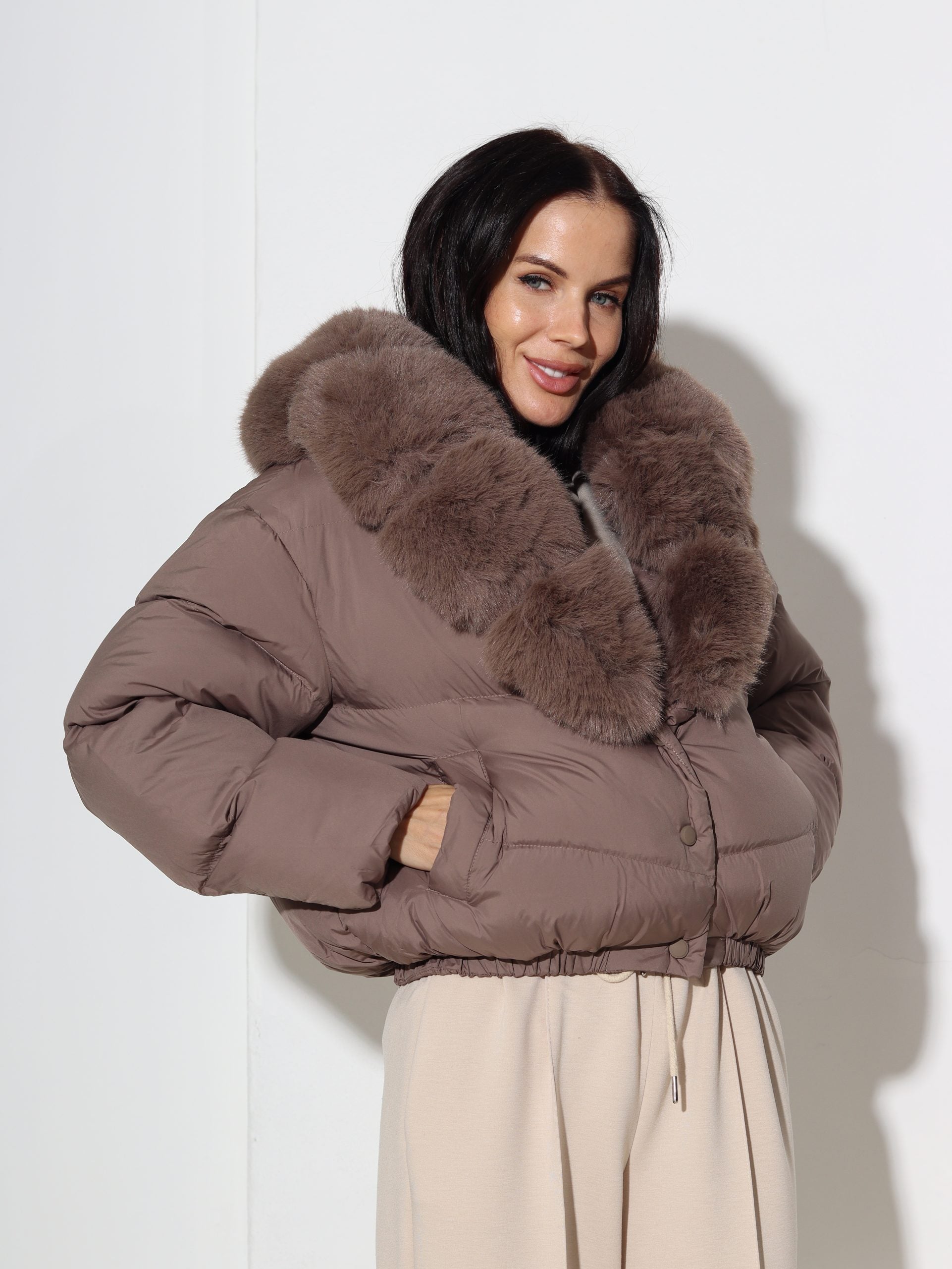 Taupes krāsas, īsā virsjaka ar mākslīgās pūkas apkakli - 16866