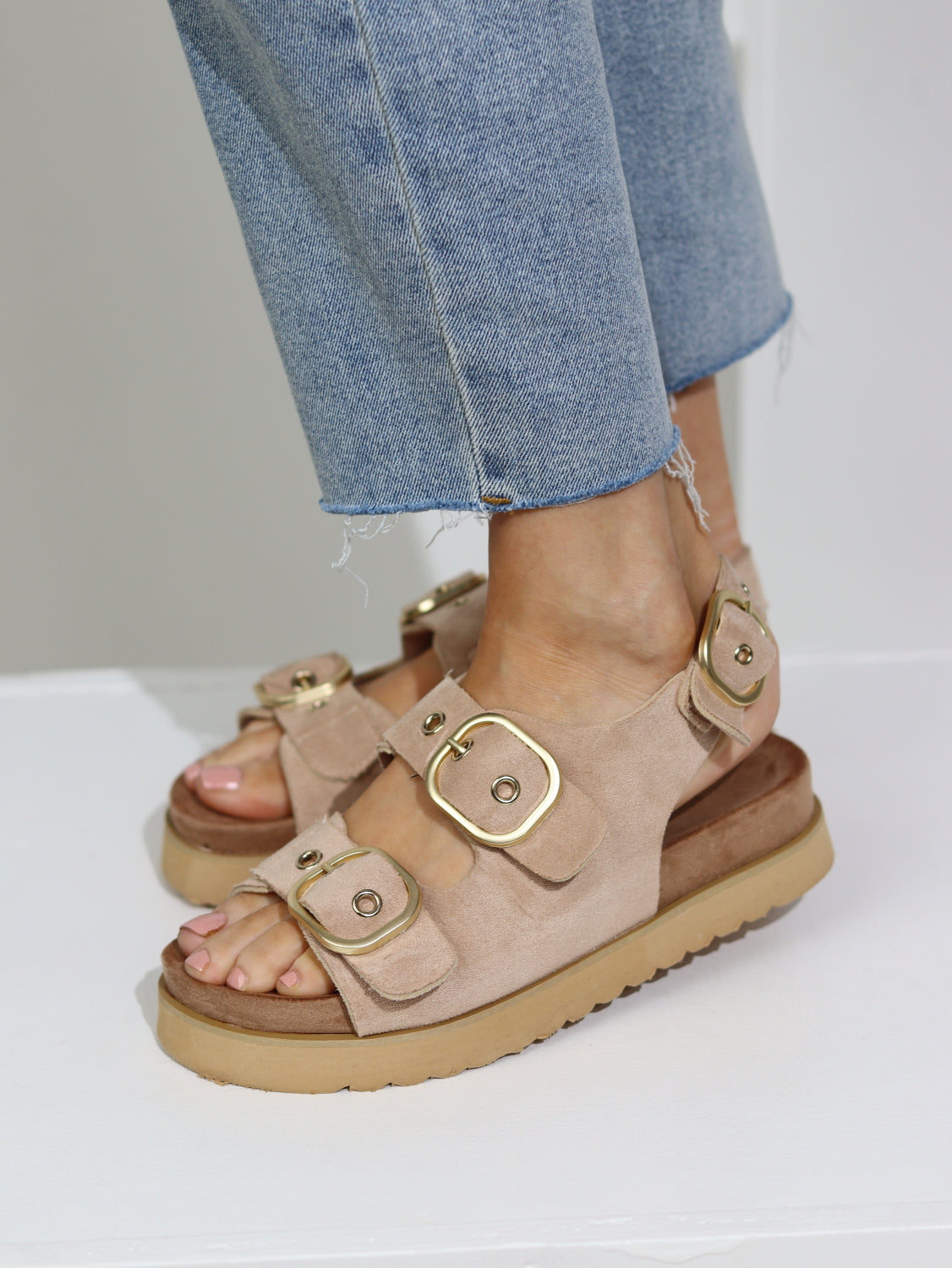 Bēšas sandales ar mīkstu iekšpēdiņu - 15159