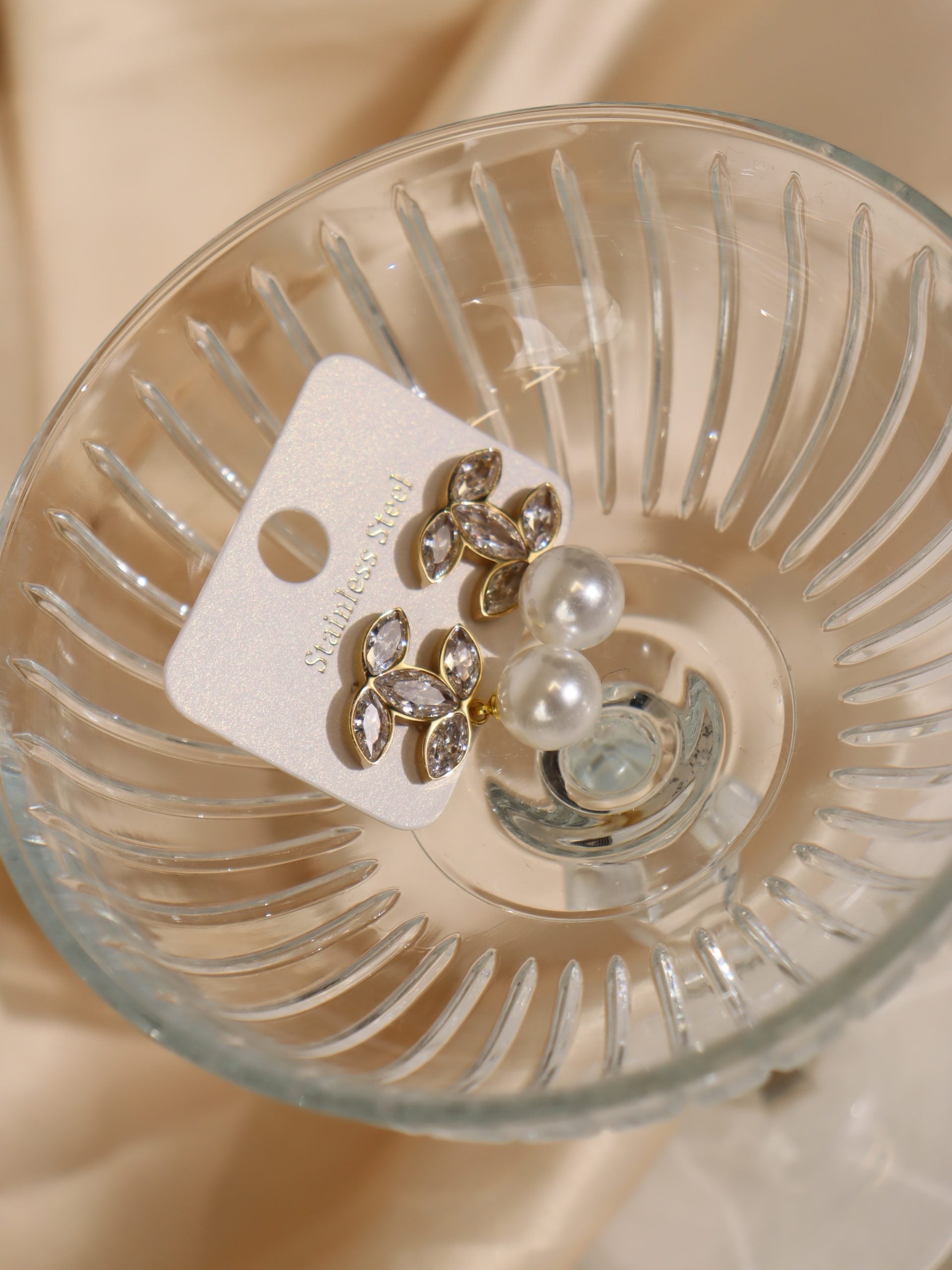 Balti spīdīgi auskari ar pērli  - 17144