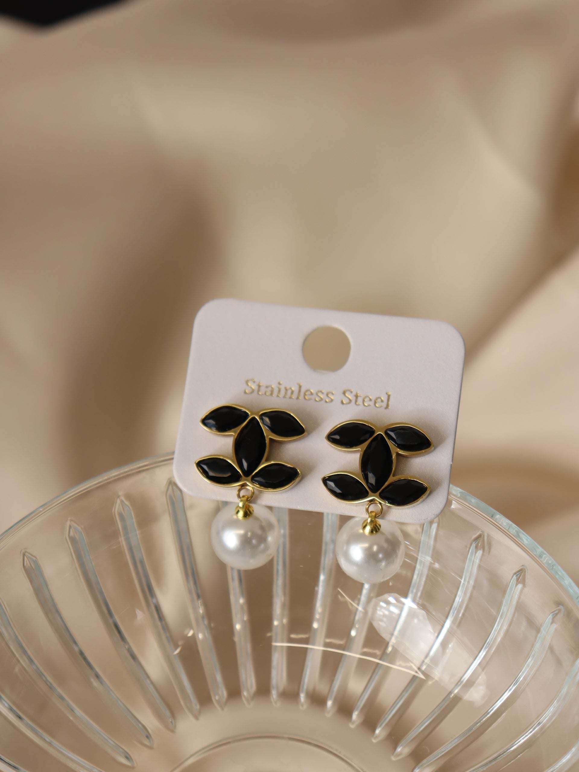 Melni spīdīgi auskari ar pērli  - 17145