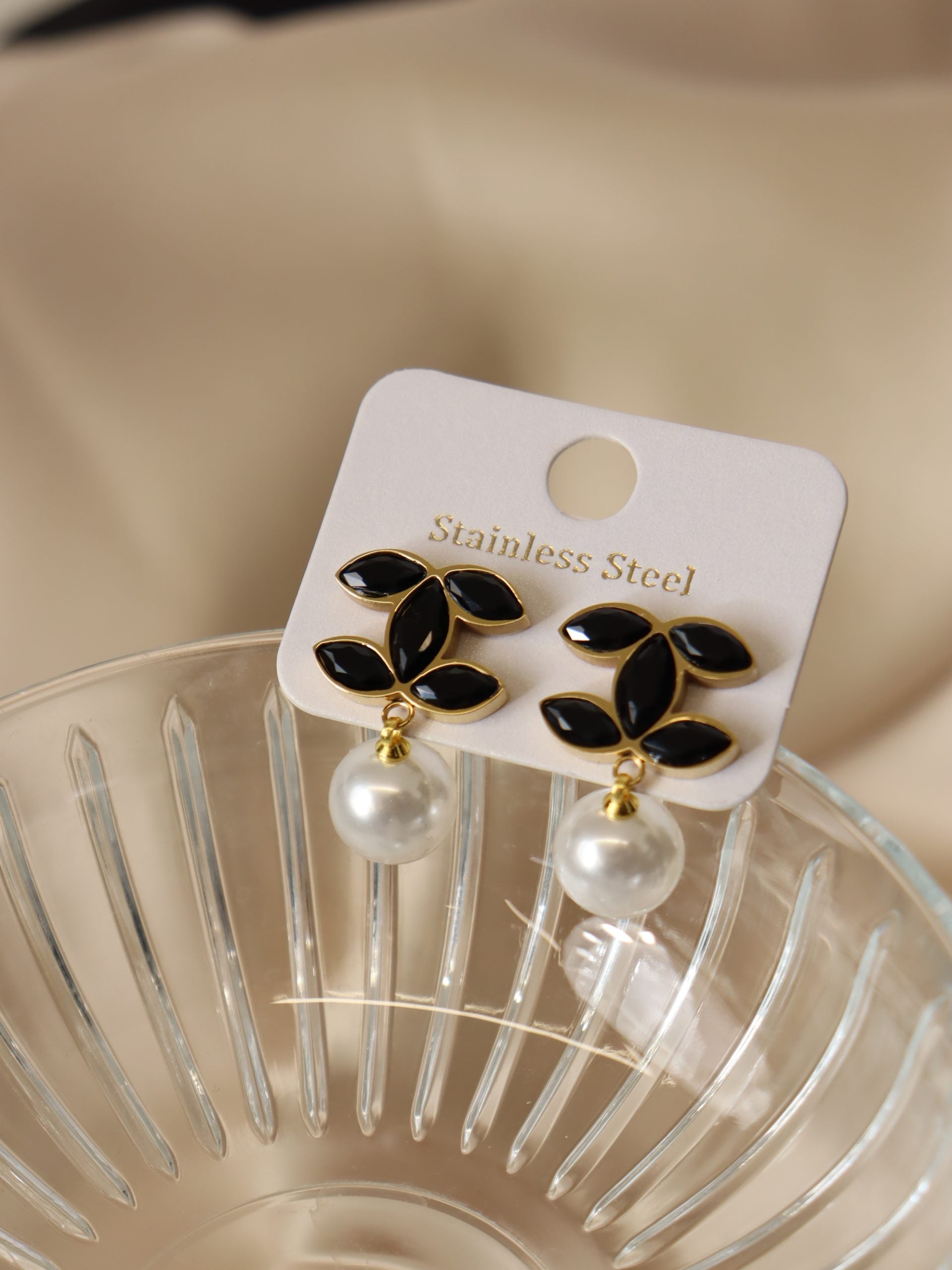 Melni spīdīgi auskari ar pērli  - 17145