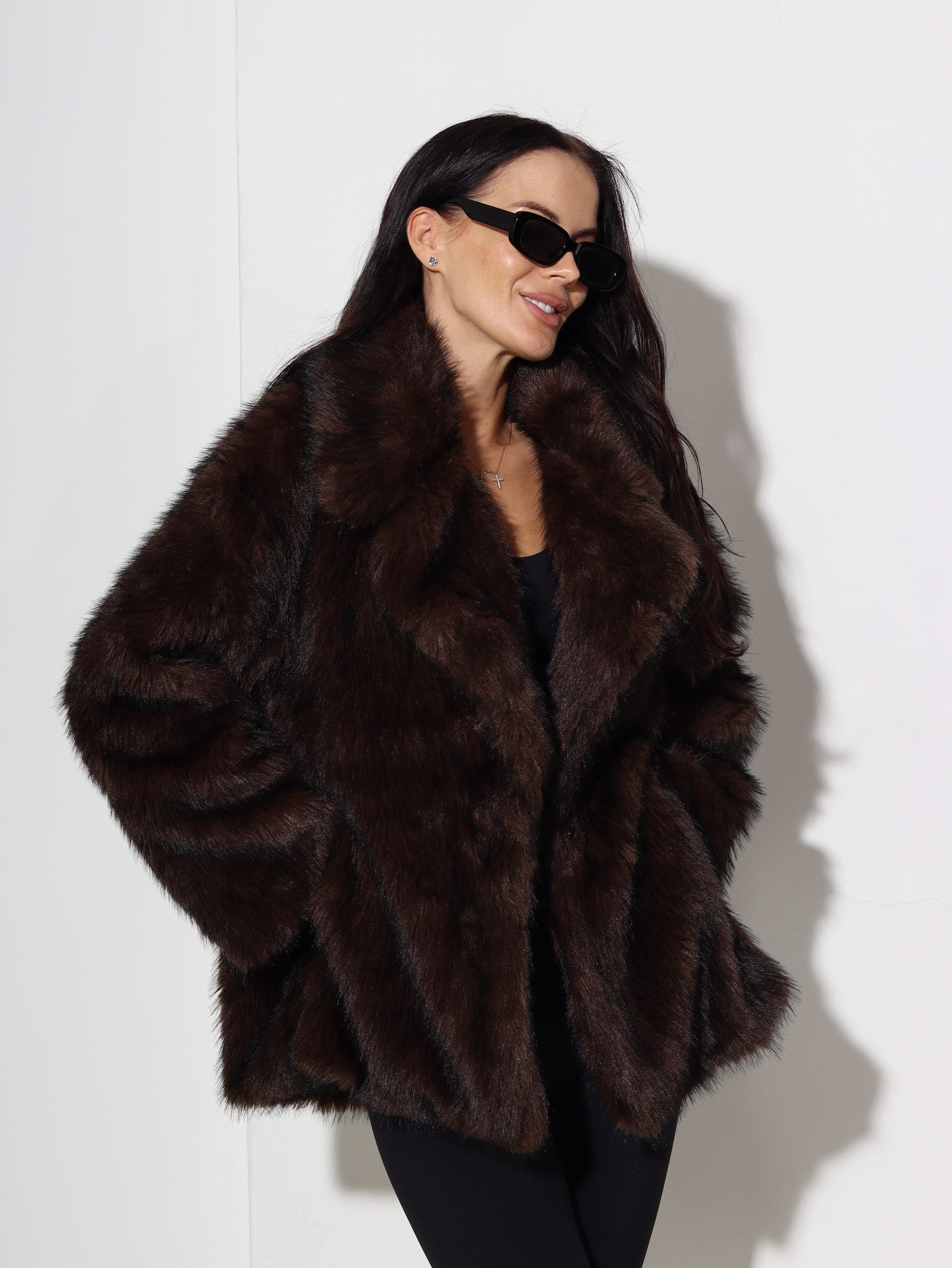 Tumši brūns, spīdīgas spalvas m/ā kažociņš - 16865