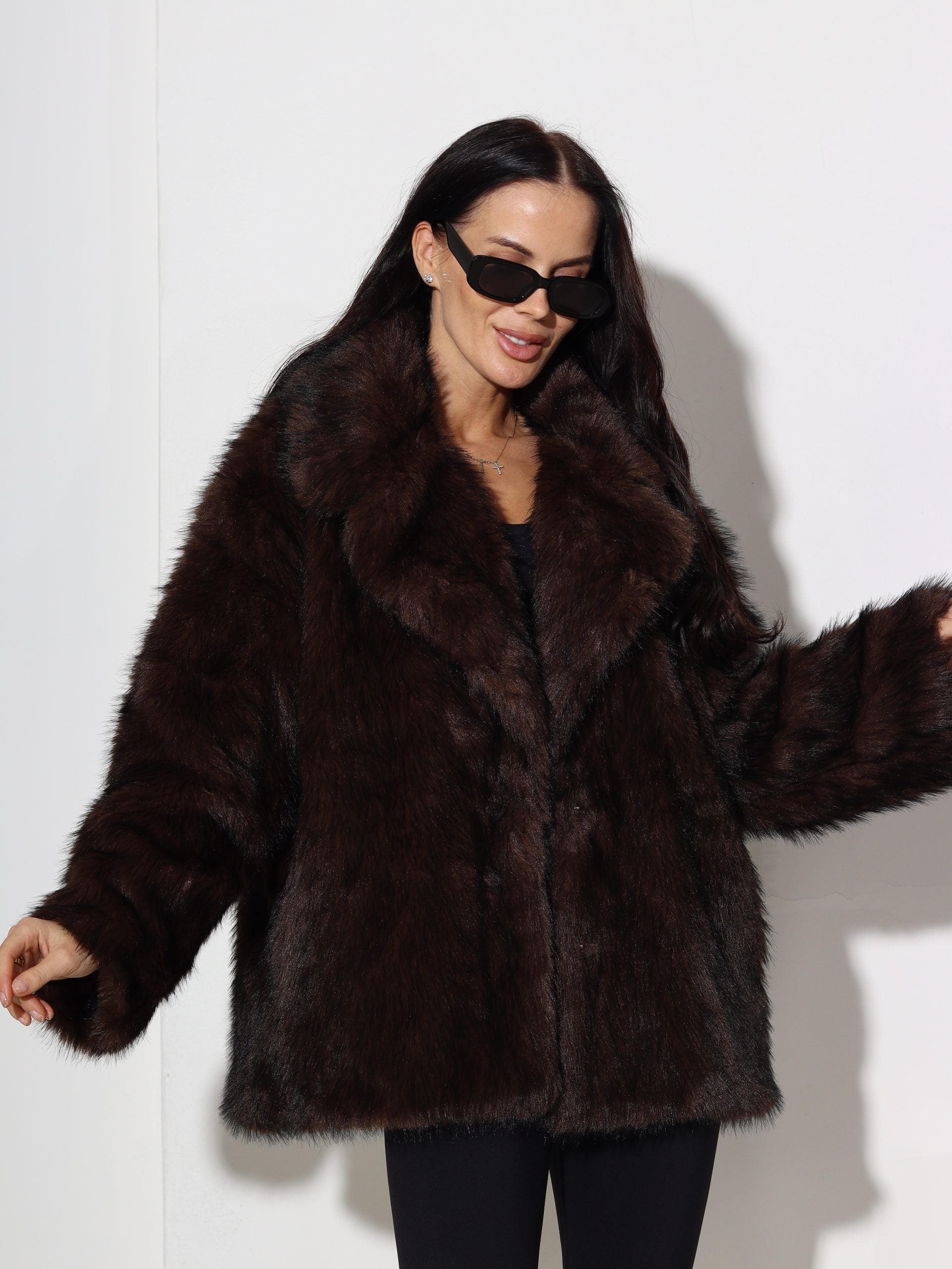 Tumši brūns, spīdīgas spalvas m/ā kažociņš - 16865