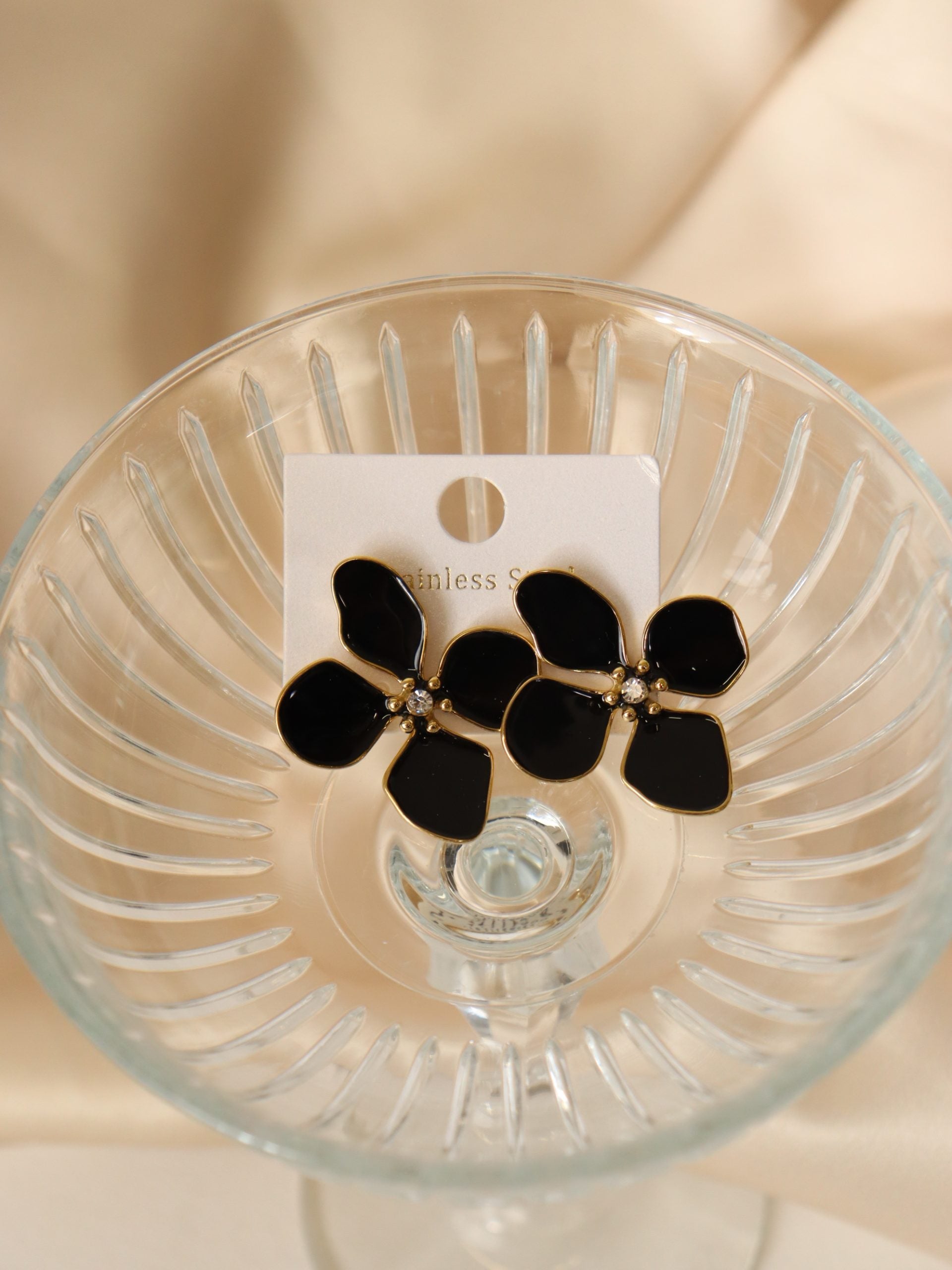 Melni, stilizēta ziedu ausli ar kristāļu akcentu -   - 17158