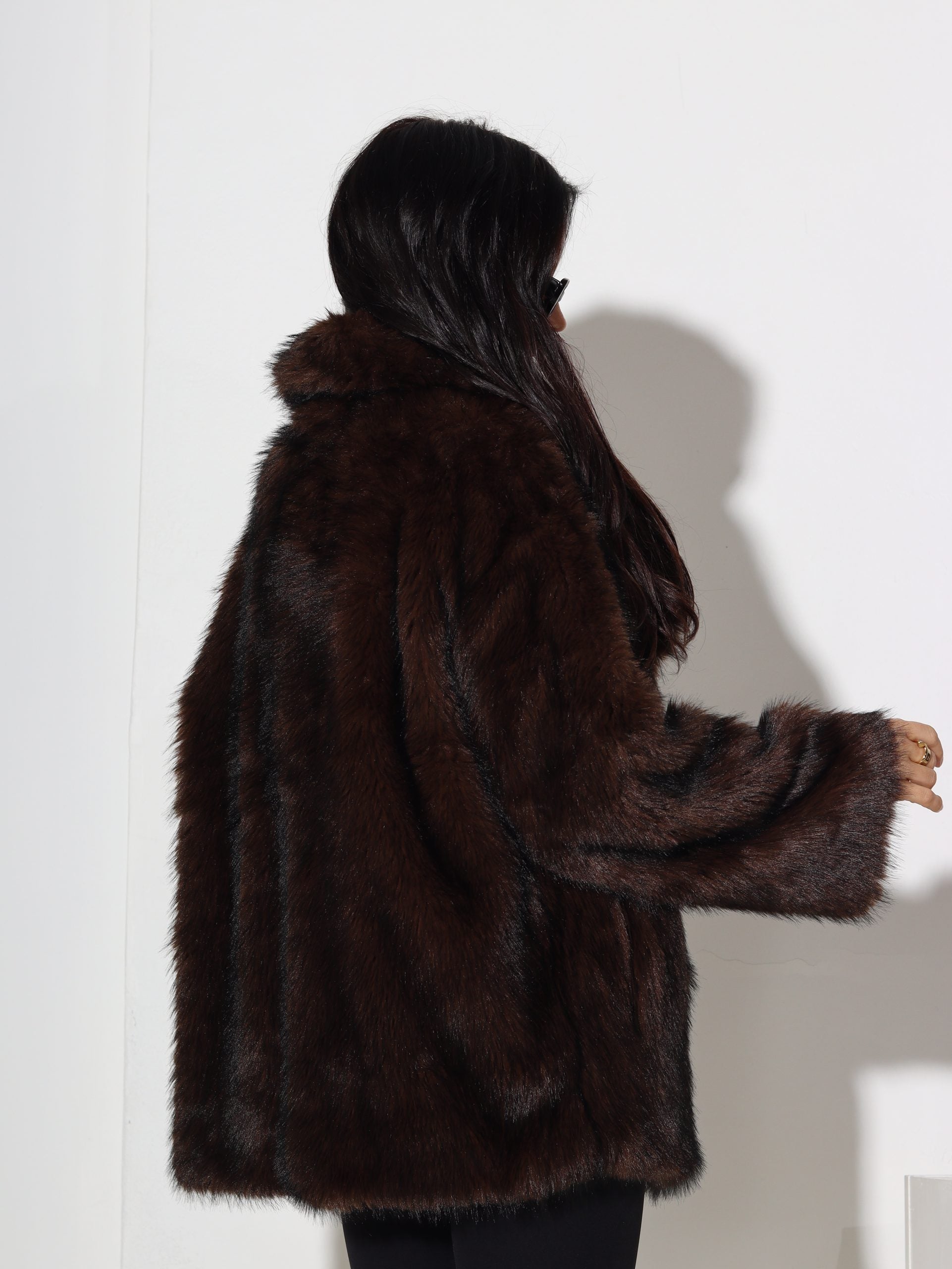 Tumši brūns, spīdīgas spalvas m/ā kažociņš - 16865