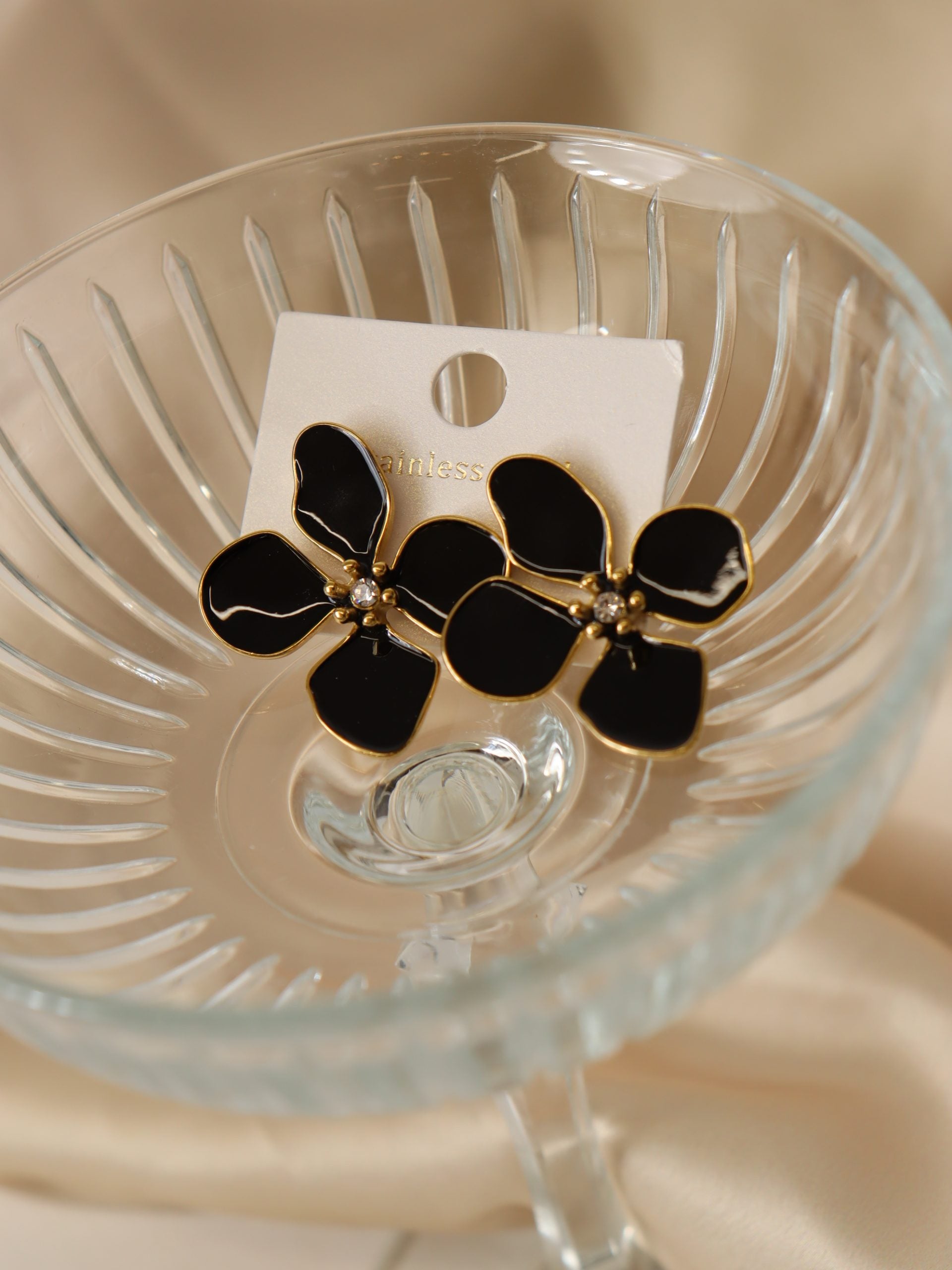 Melni, stilizēta ziedu ausli ar kristāļu akcentu -   - 17158