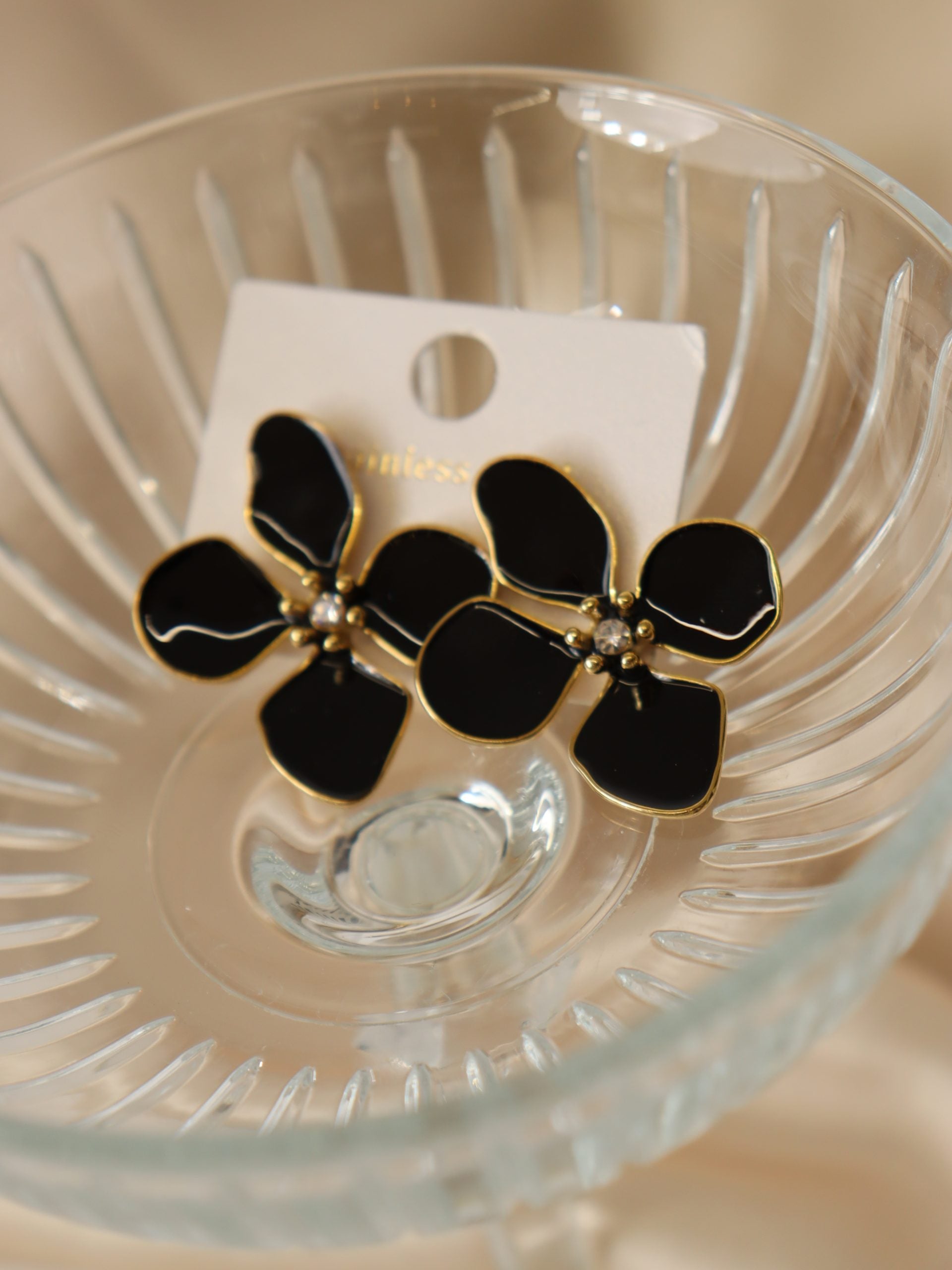 Melni, stilizēta ziedu ausli ar kristāļu akcentu -   - 17158