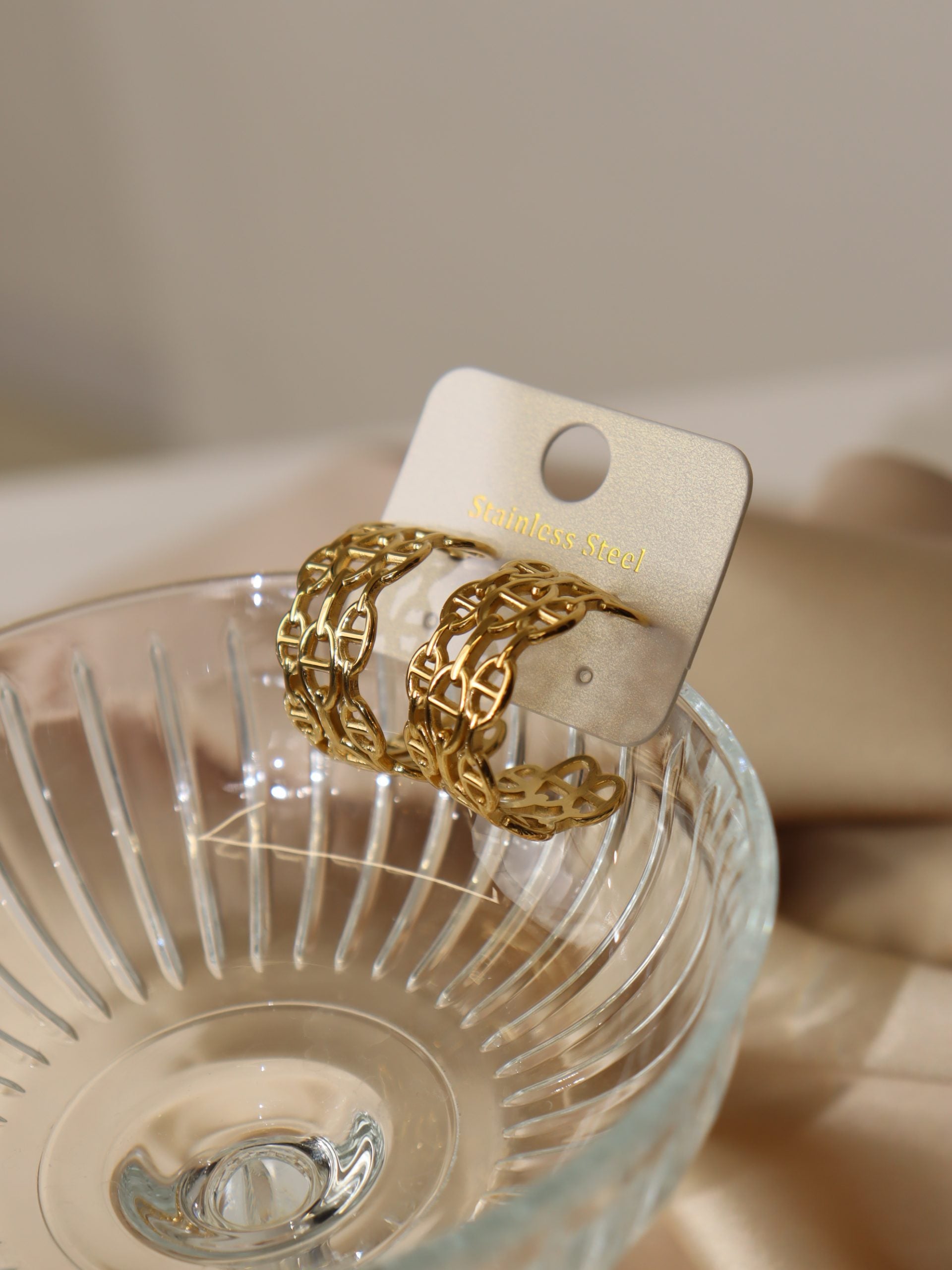 Zelta krāsas stilizēti, izteiksmīgi auskari  - 17151