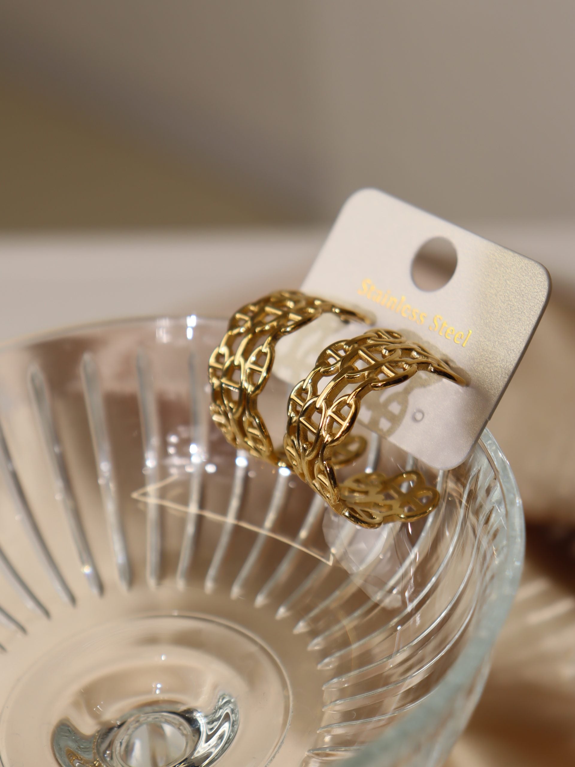 Zelta krāsas stilizēti, izteiksmīgi auskari  - 17151