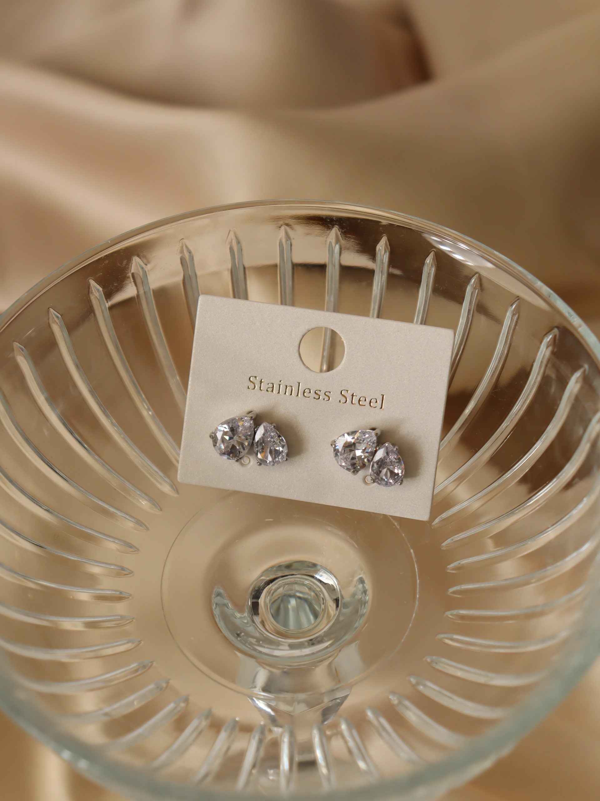 Sudraba krāsas lāsītes auskari ar kristāliņiem - 17154