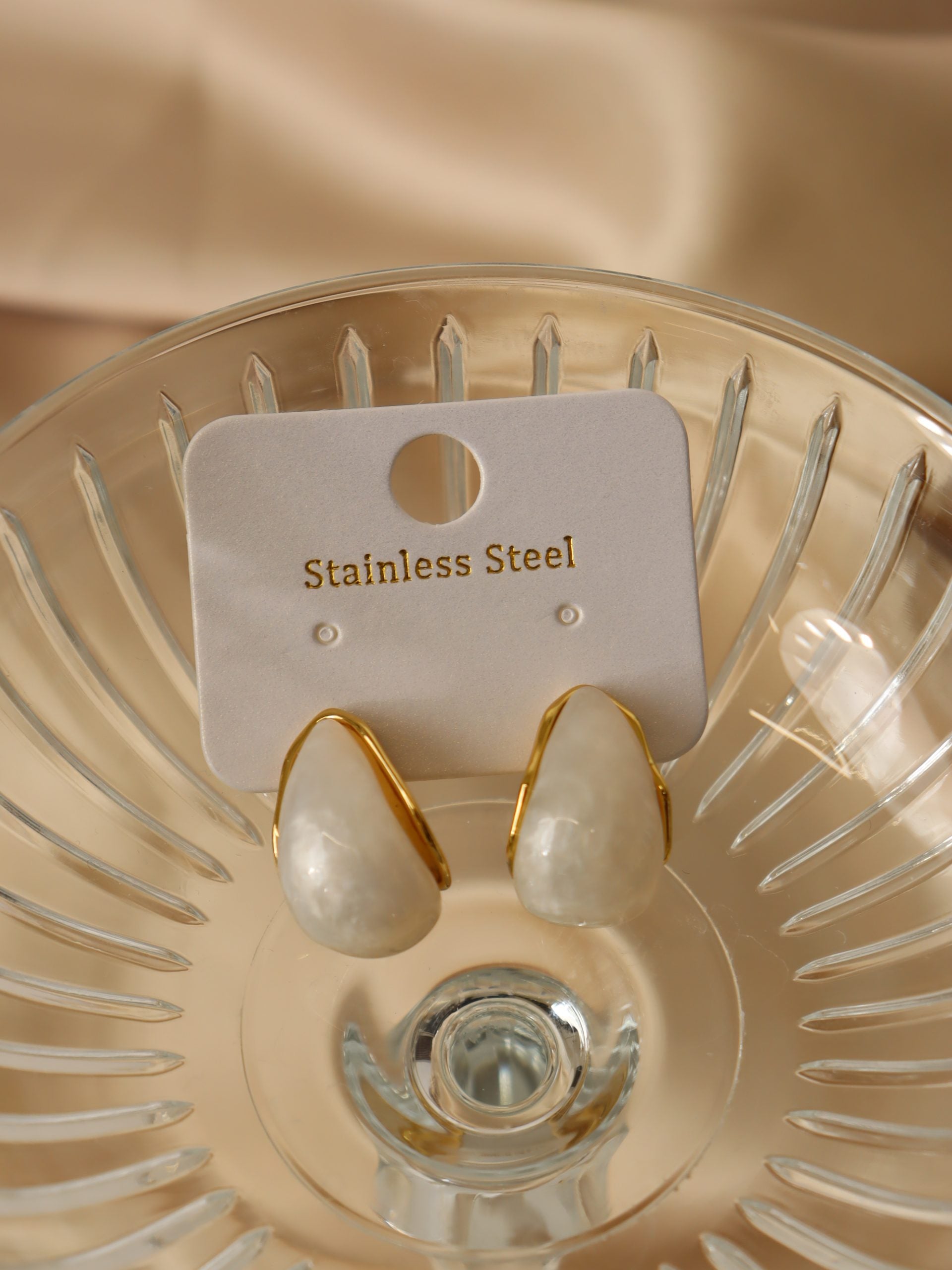 Balti auskari ar zelta akcentu - 17140